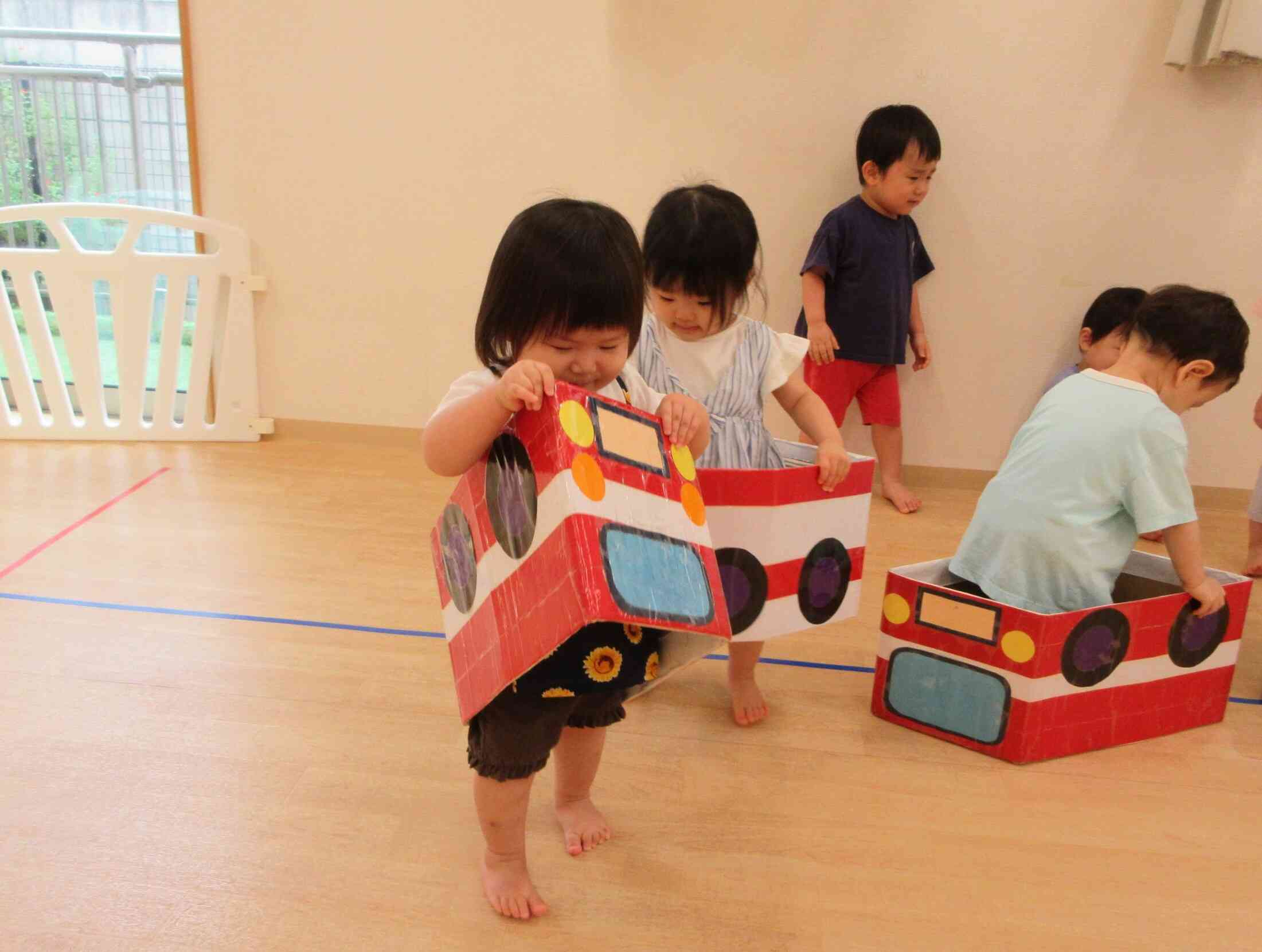 ダンボールカーにも乗って遊んだよ!
