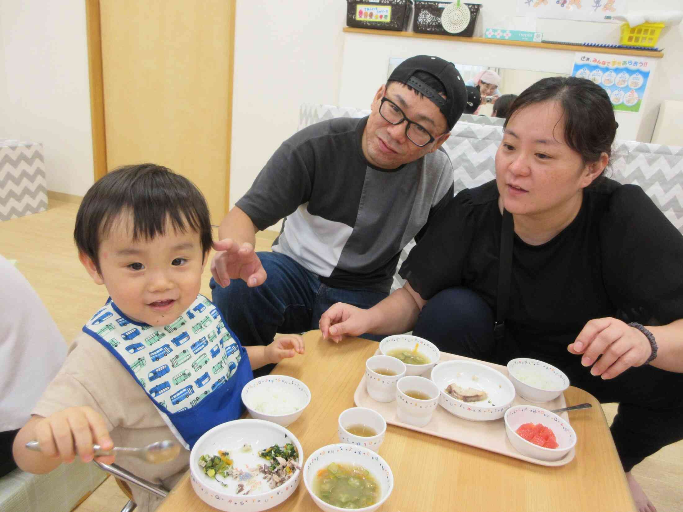 お家の人とたべるお給食は格別においしいね