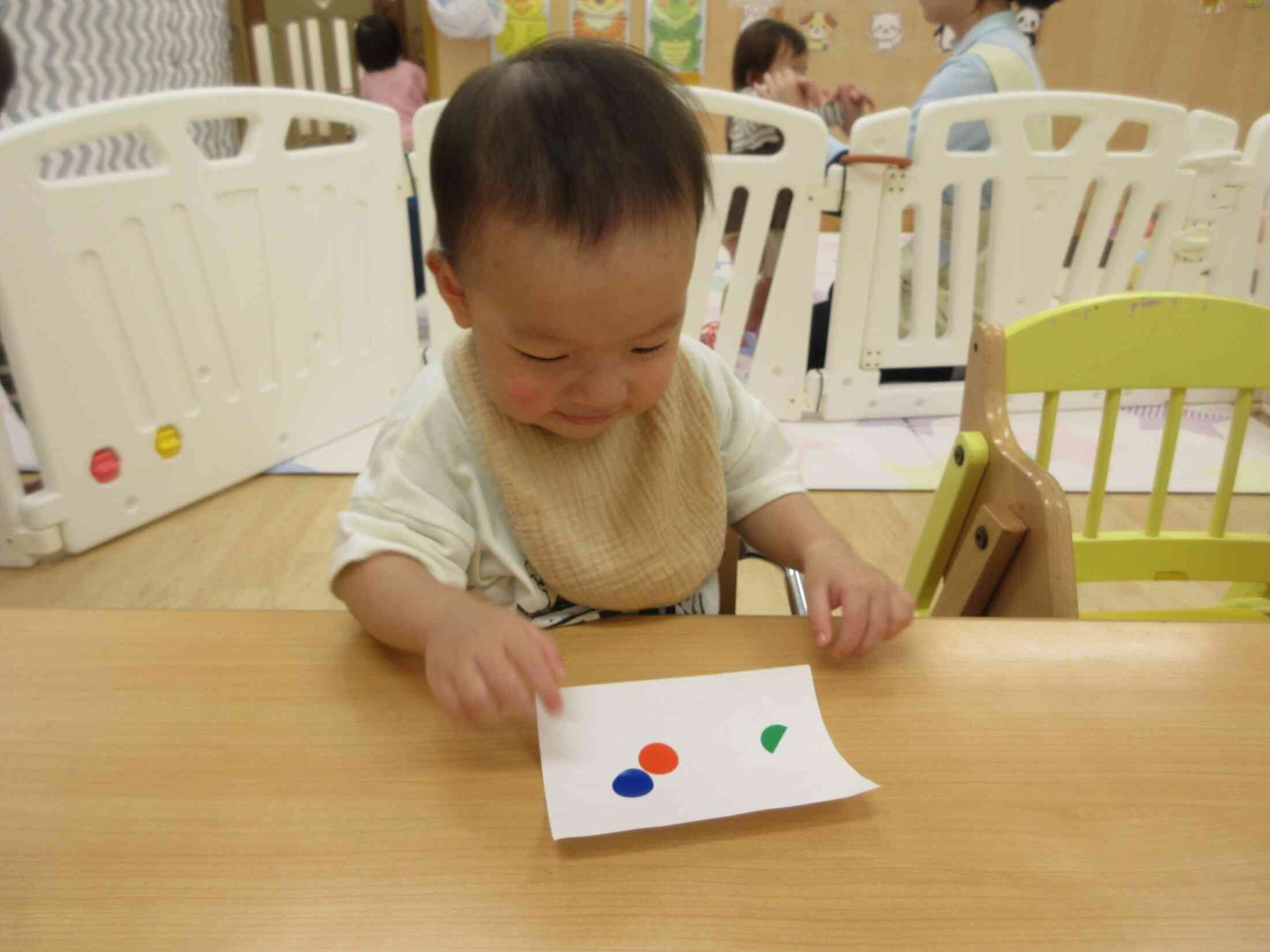 はじめてのシール貼り~素材に触れる~【0歳児】