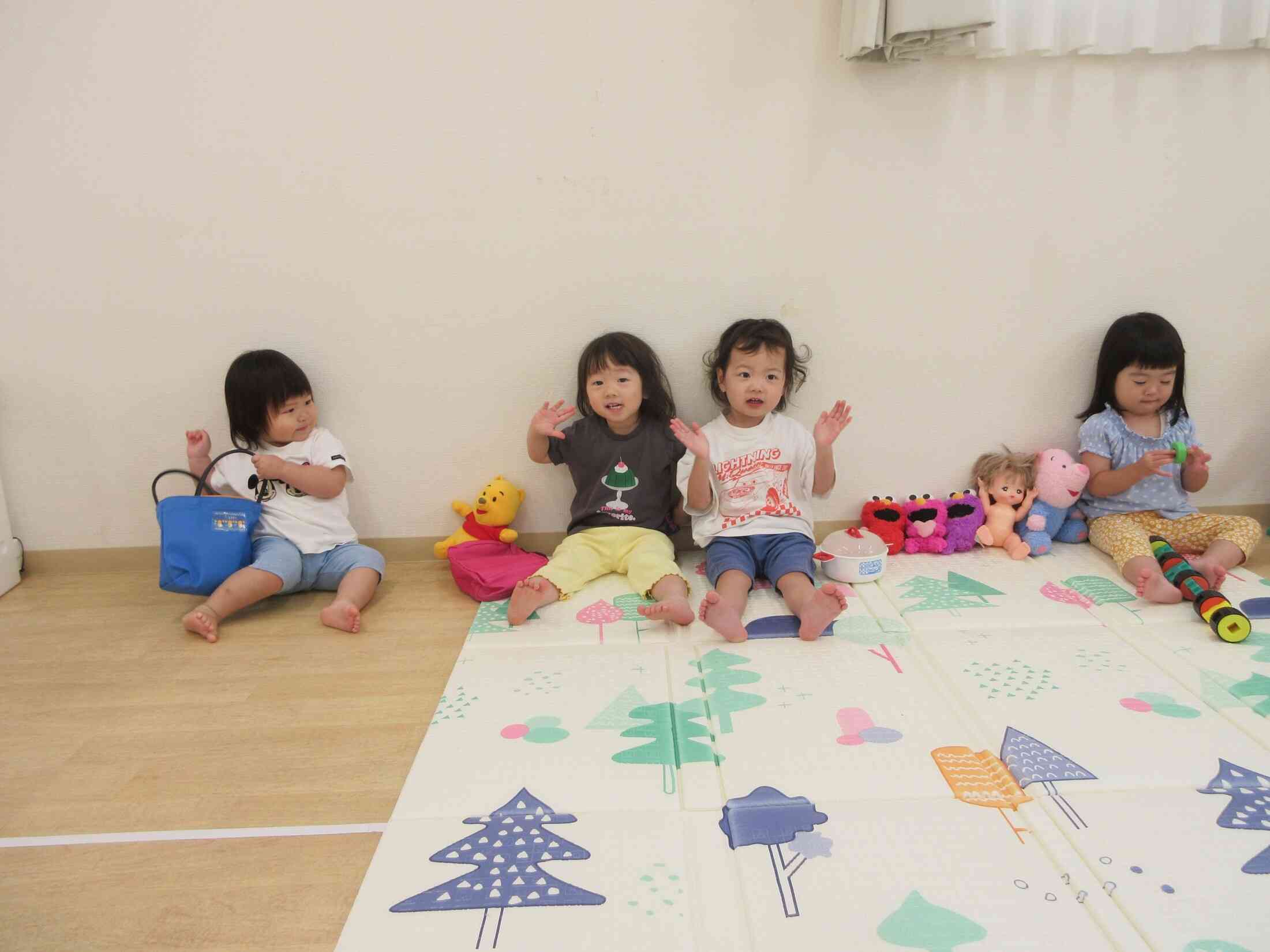 お友だちといっしょに保育園ごっこのはじまり。