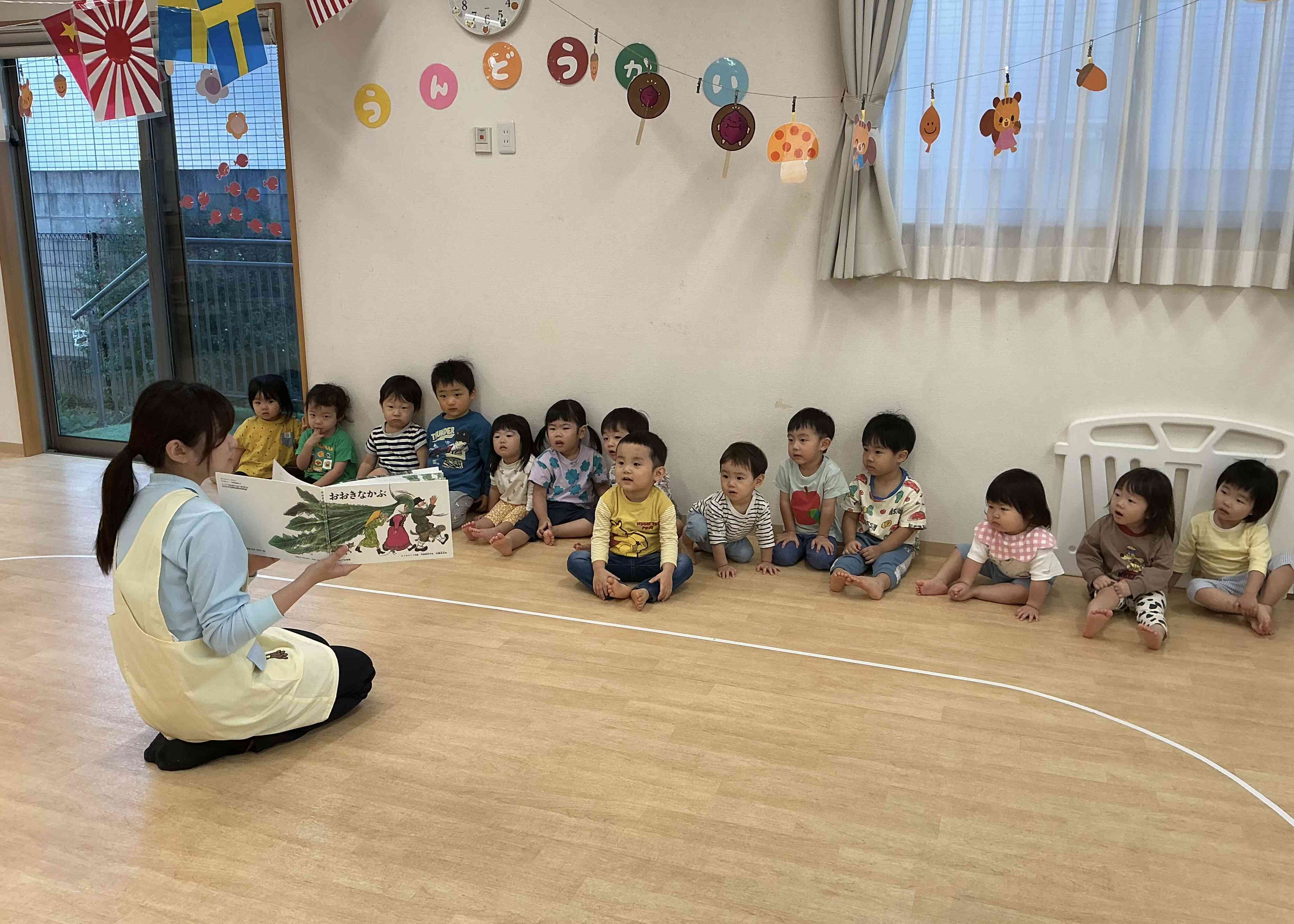 絵本の読み聞かせの時間♪ あひる・うさぎ組(1歳児・2歳児)