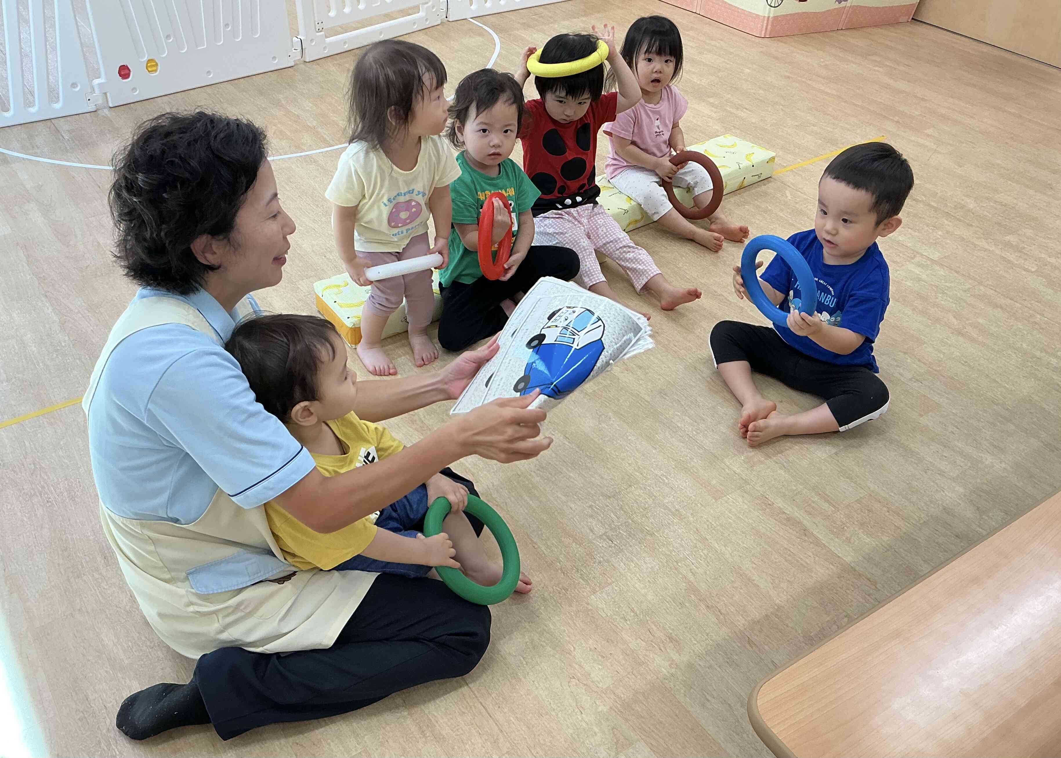 リングバトンを使って遊んだよ！あひる組(1歳児)
