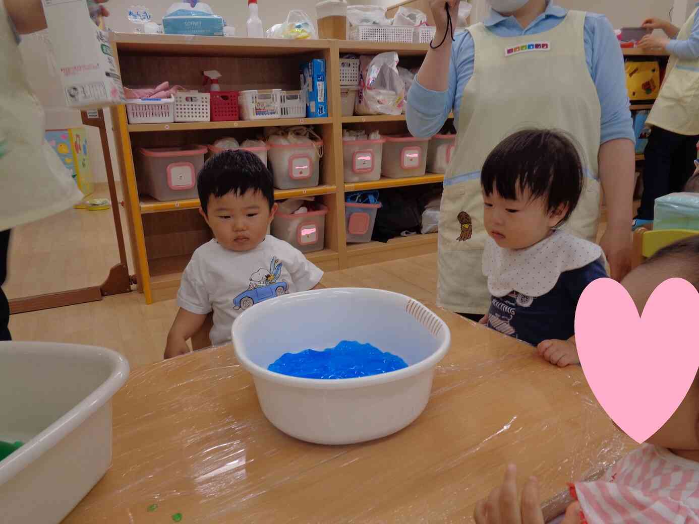 楽しい寒天遊び♪（1歳児　あひる組）