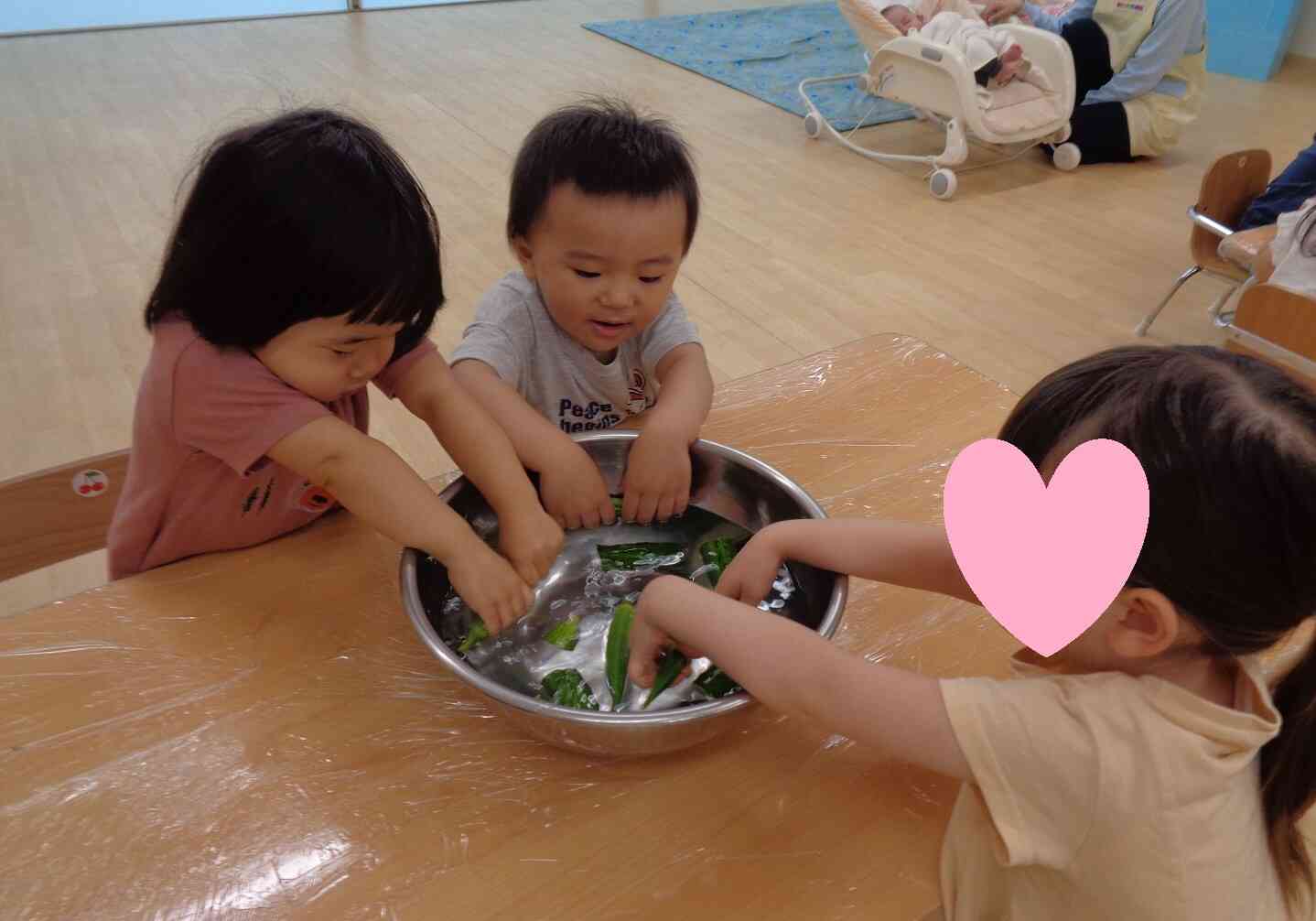 夏野菜に触れてみたよ♪（0・1・2歳児）