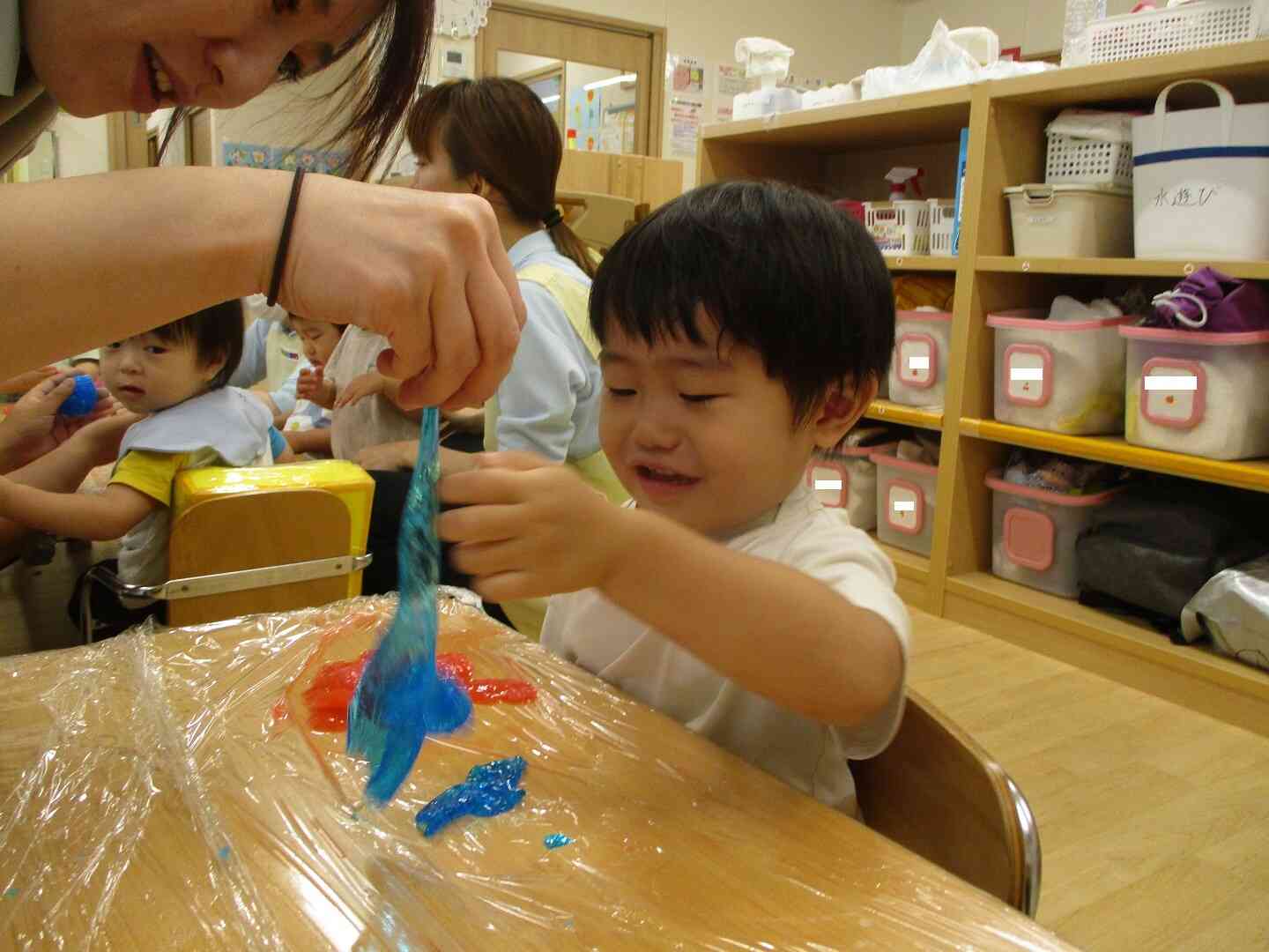 スライム楽しいね♪（１、２歳児）