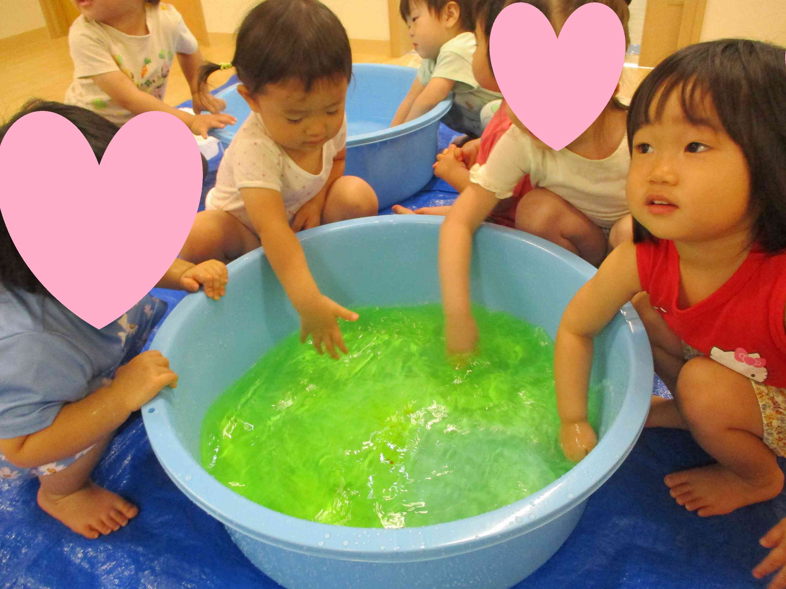 色水遊びをしました（1・2歳児）