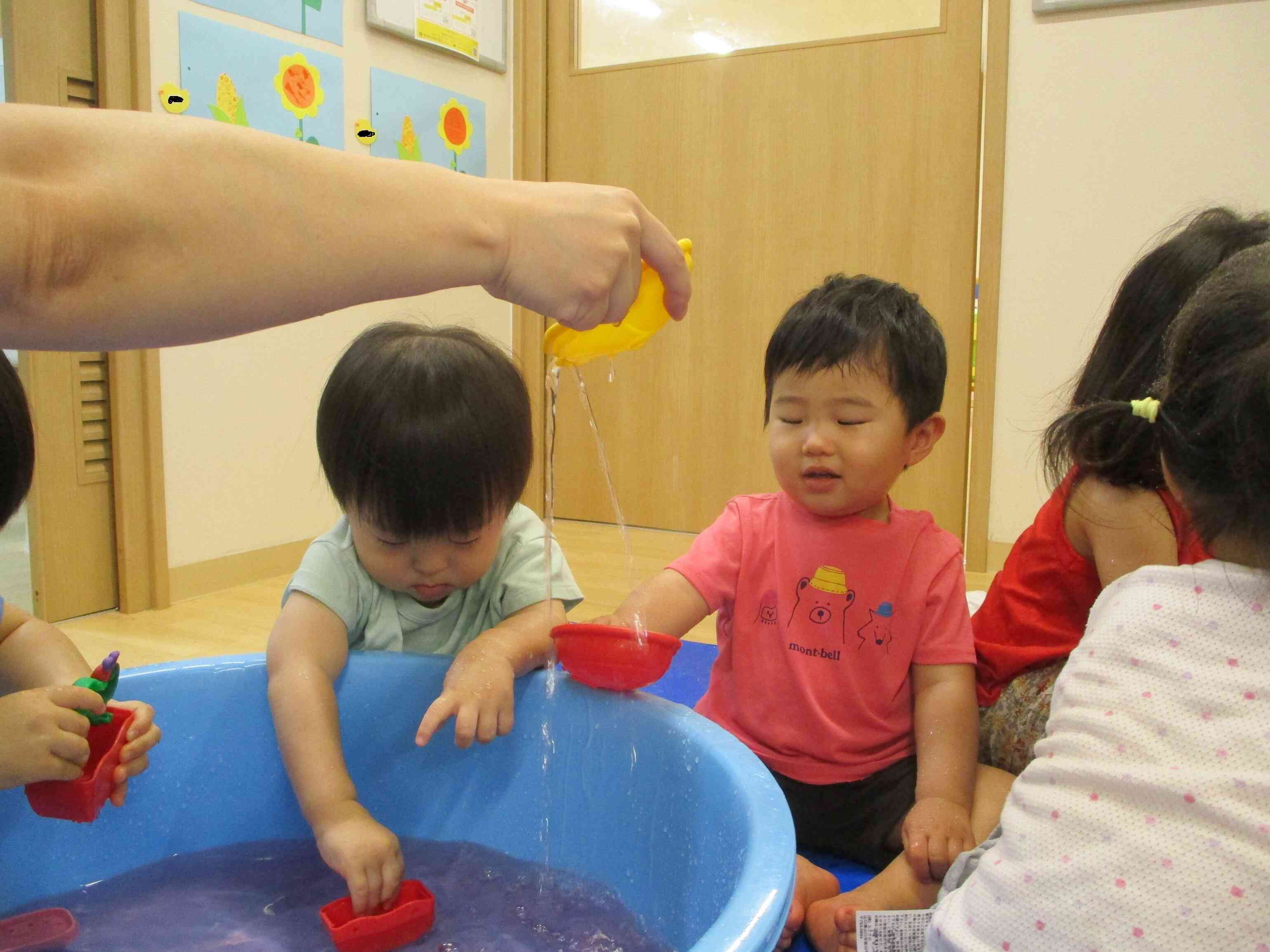 色水に皆夢中です。
