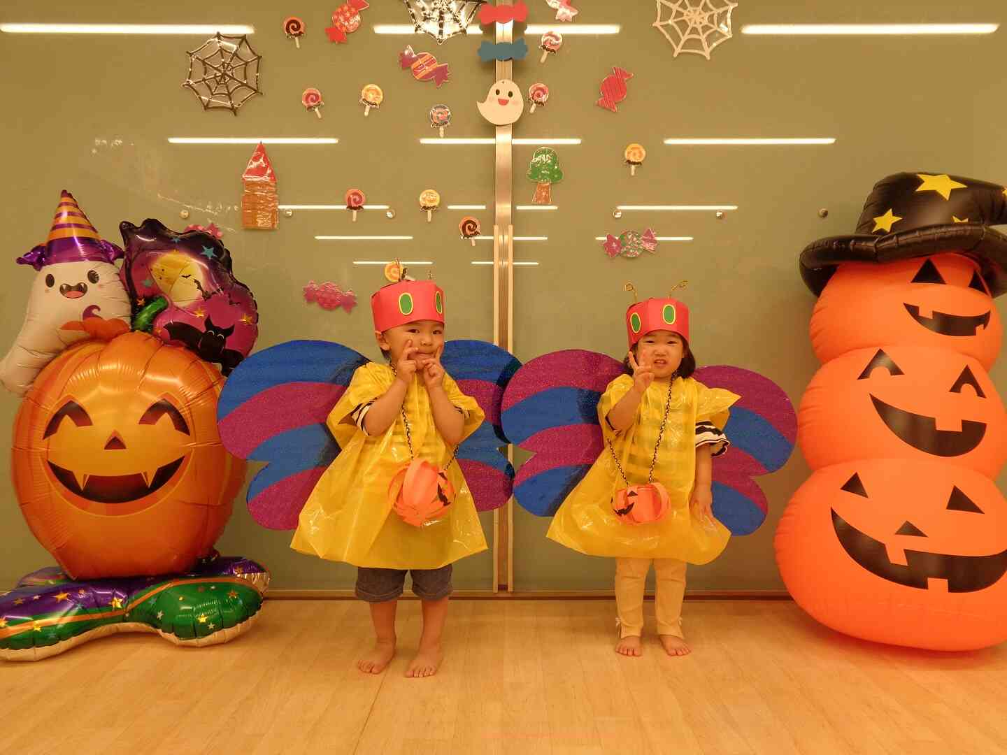 カラフルな羽を広げて、ハロウィンの雰囲気を楽しみました!