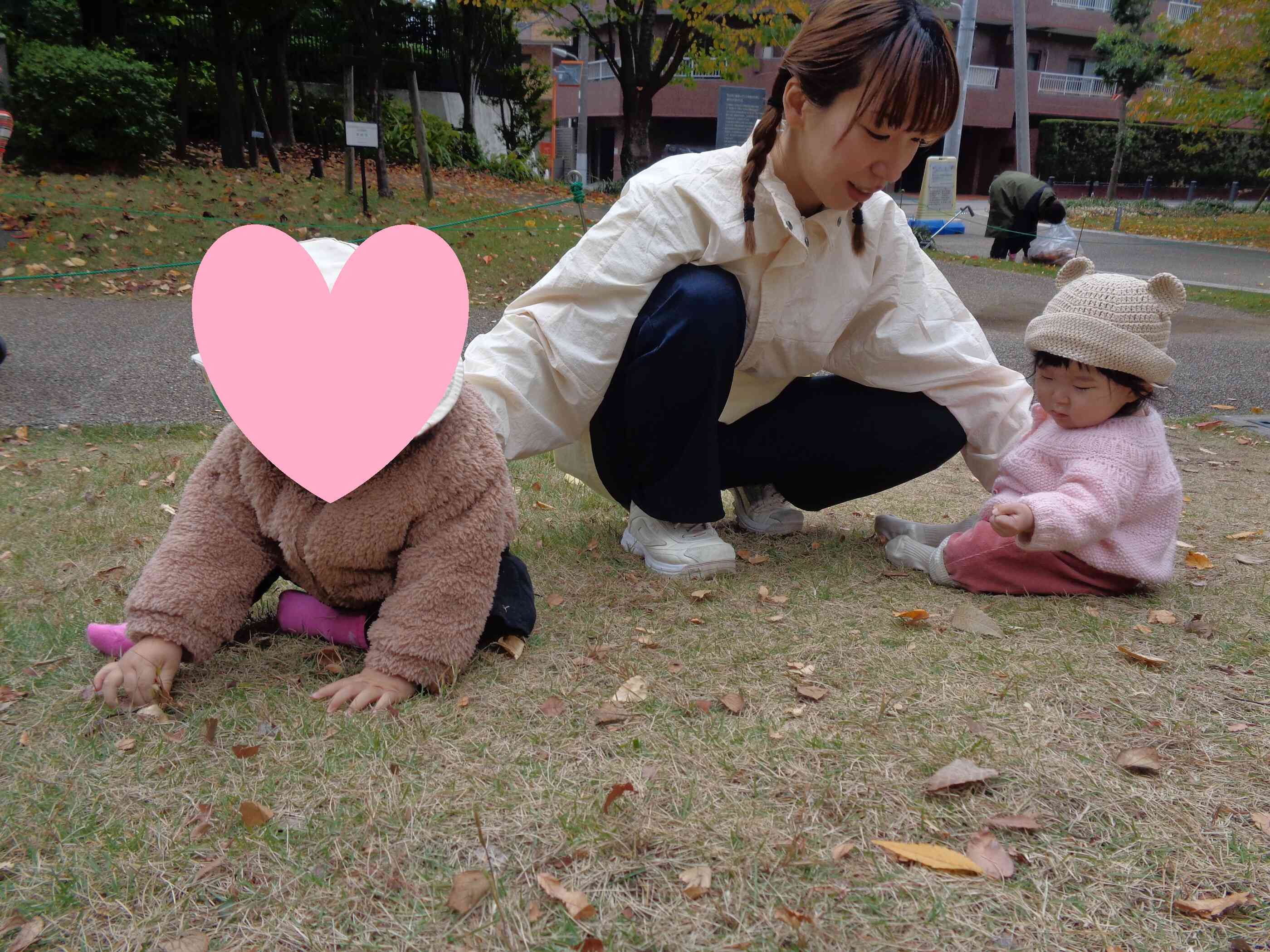 秋の落ち葉拾い！（ひよこ組・0歳児クラス）