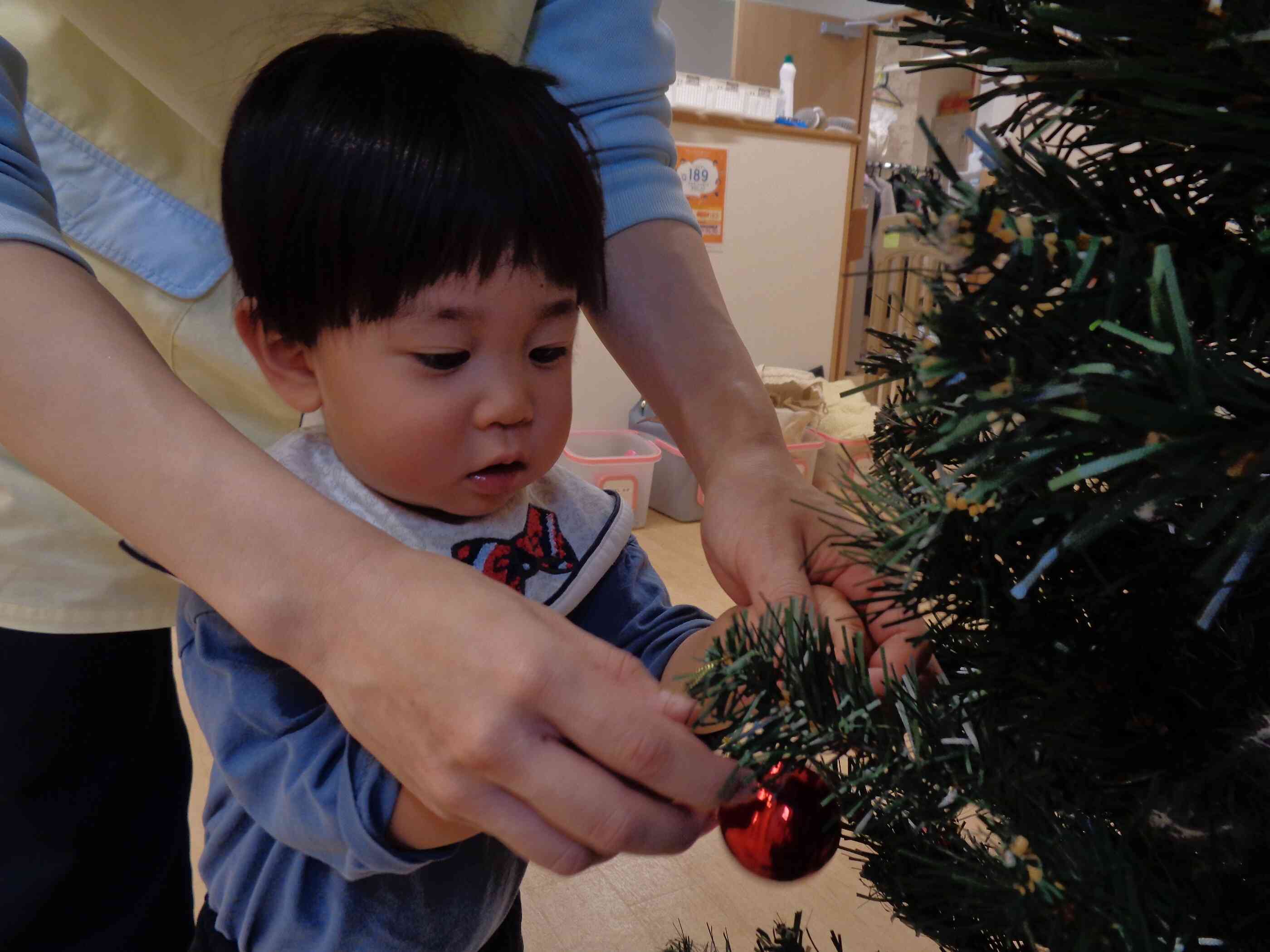 ひよこ組さんも、飾りつけを頑張りました。