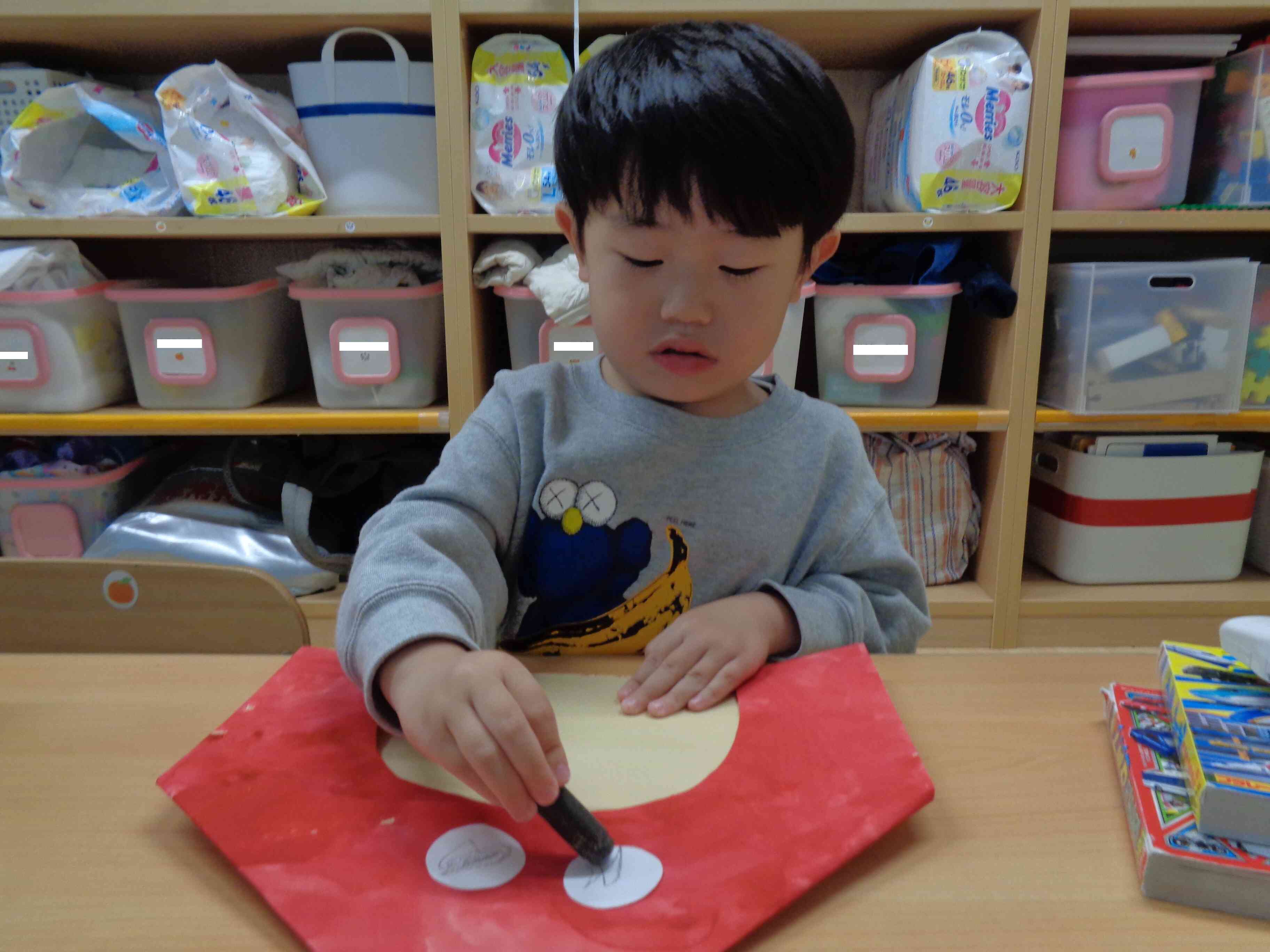 絵の具とクレヨンで製作したよ！