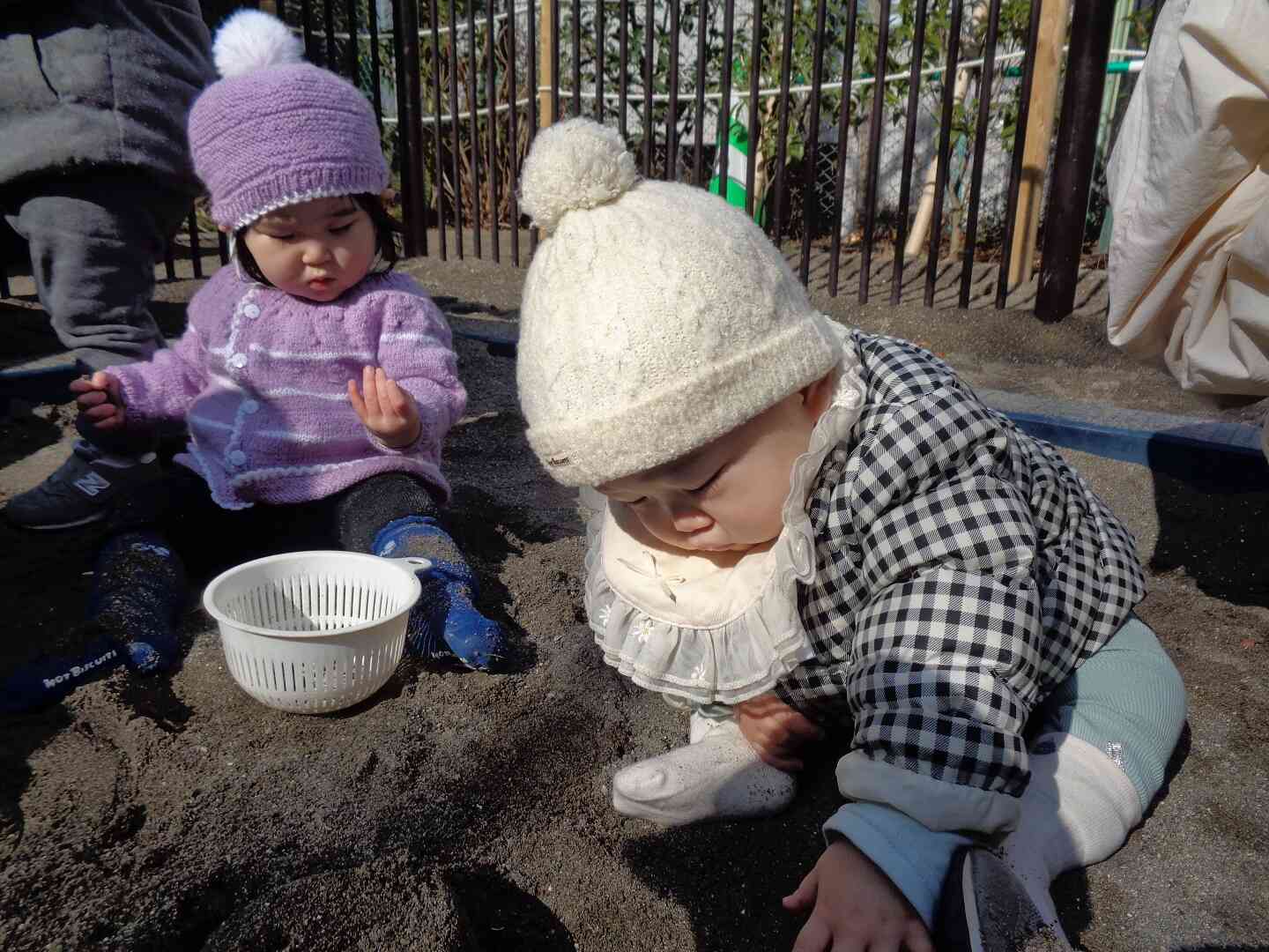 お砂と仲良し♪(0歳児 ひよこ組)