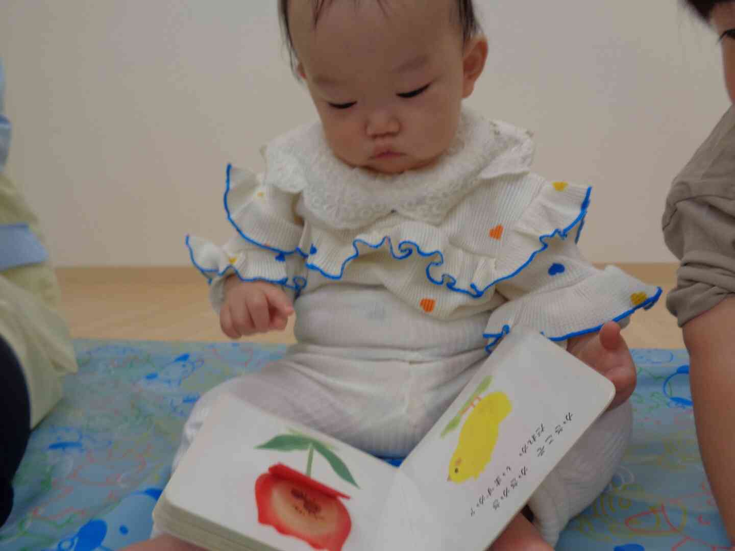 英語の前に絵本を見たよ！ありさんみっけ♩