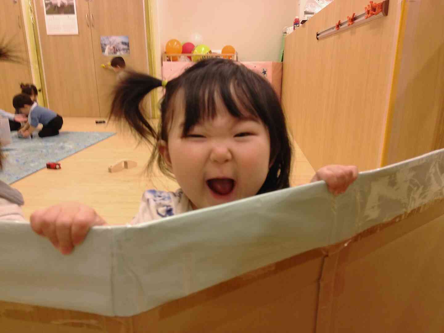 にっこり笑顔で「いないいないばぁ！！」