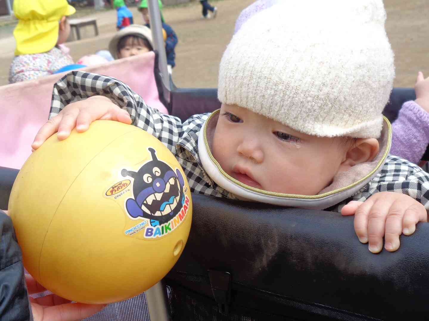 大好きなアンパンマンボールに夢中♡
