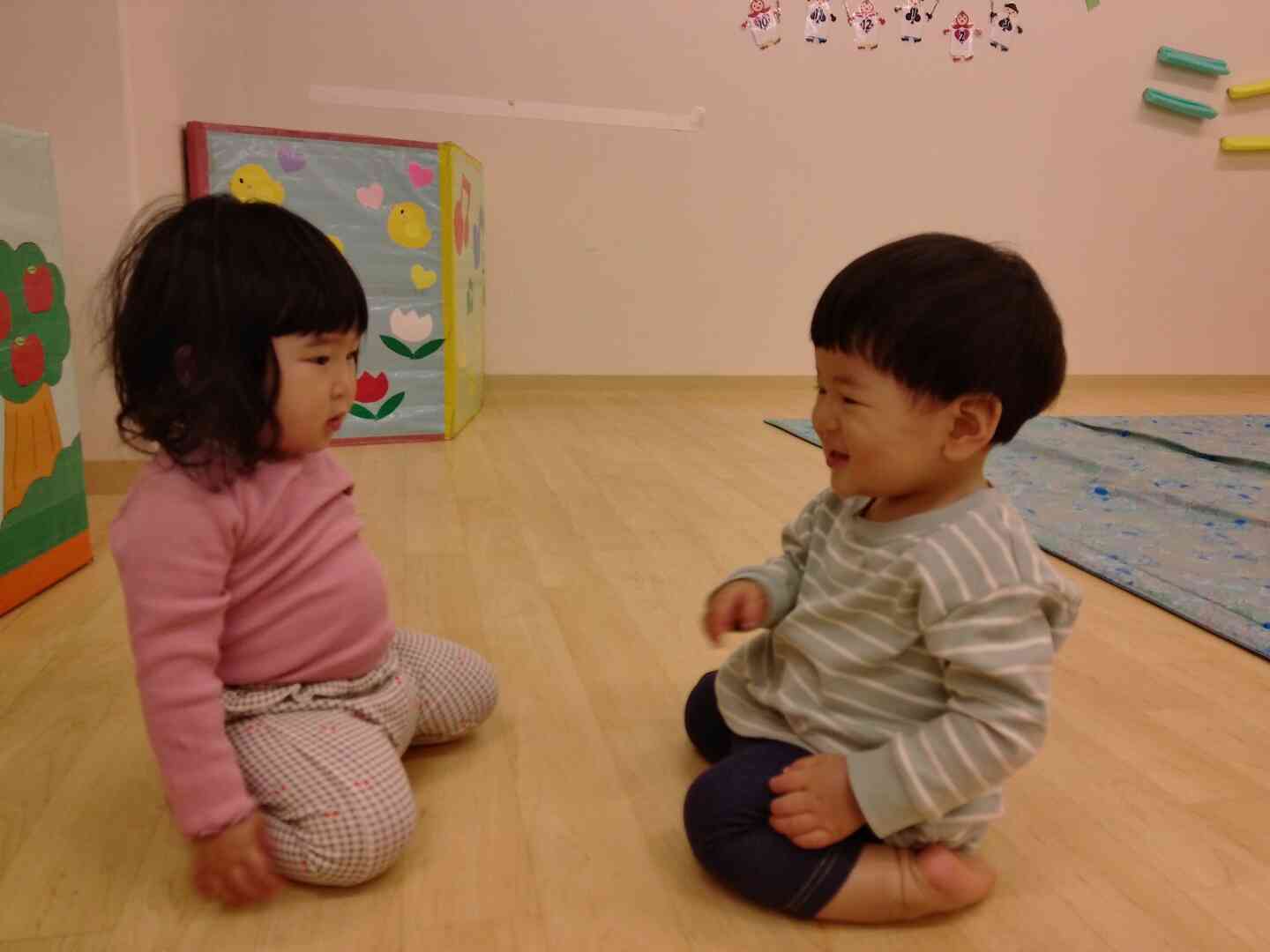 お友だちと顔を見合わせて、にこにこしながらおしゃべり♩ほほえましいやりとりを楽しんでいます！