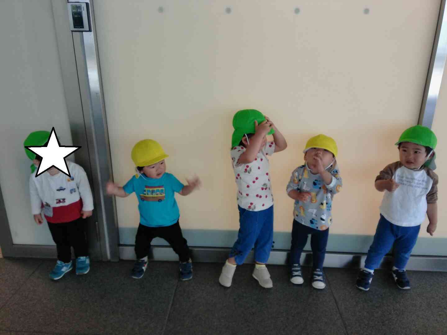 笑顔いっぱいのお散歩タイム♪(あひる組1歳児、うさぎ組2歳児)