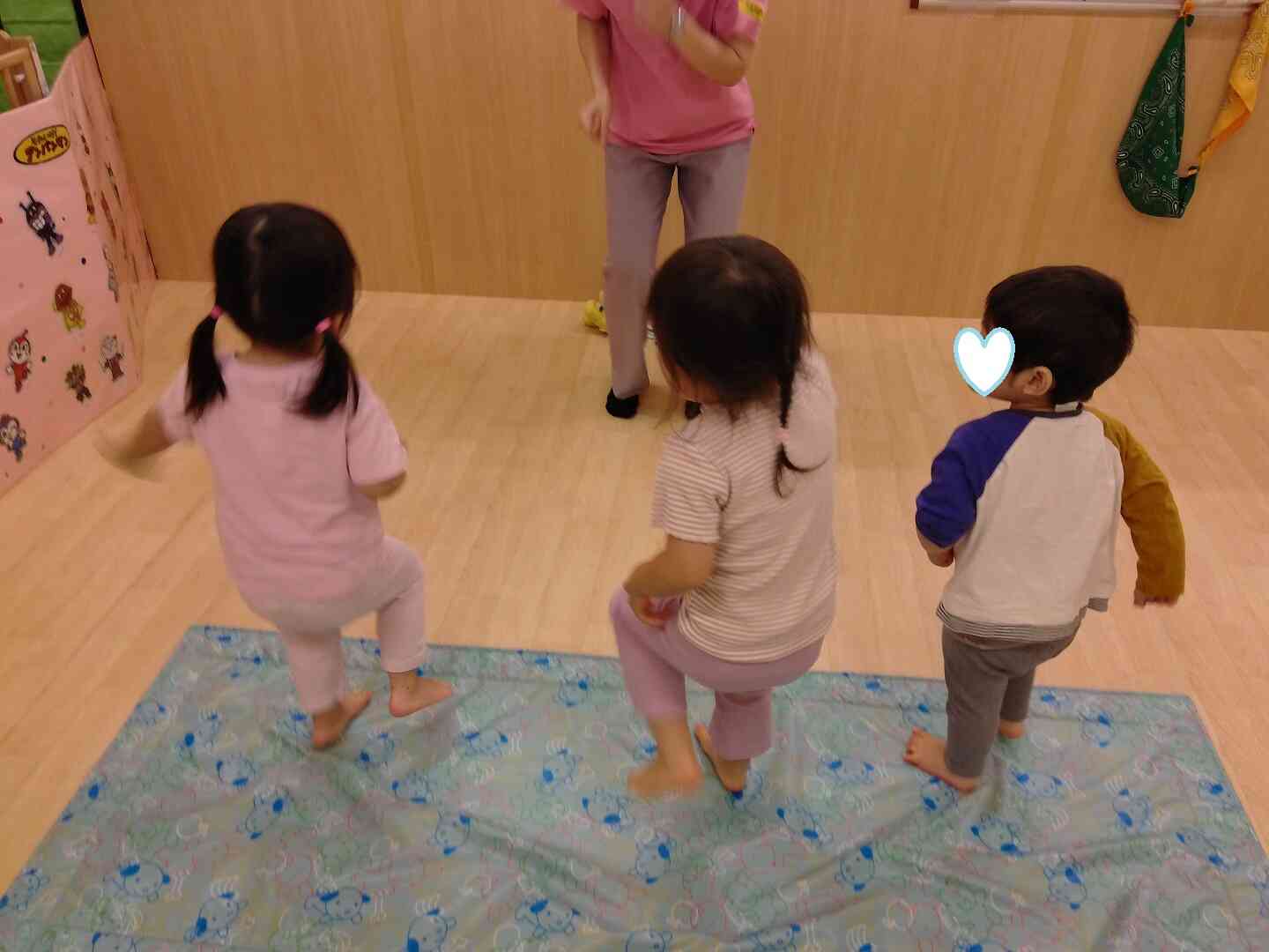 講師の方の動きに合わせて体を元気いっぱい動かしながら、笑顔で英語に親しみました！