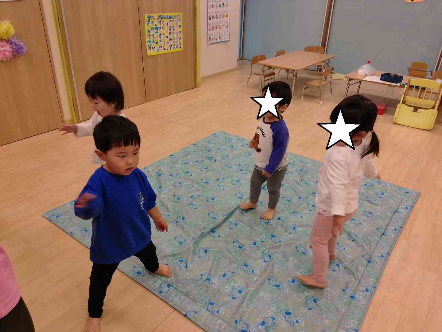 ABCソングに合わせて元気いっぱい体を動かしました！