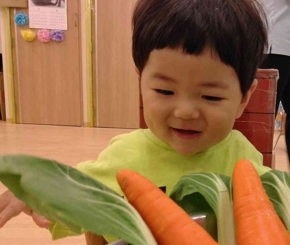 お野菜を洗ってみたよ♪（0・1・2歳児全クラス）