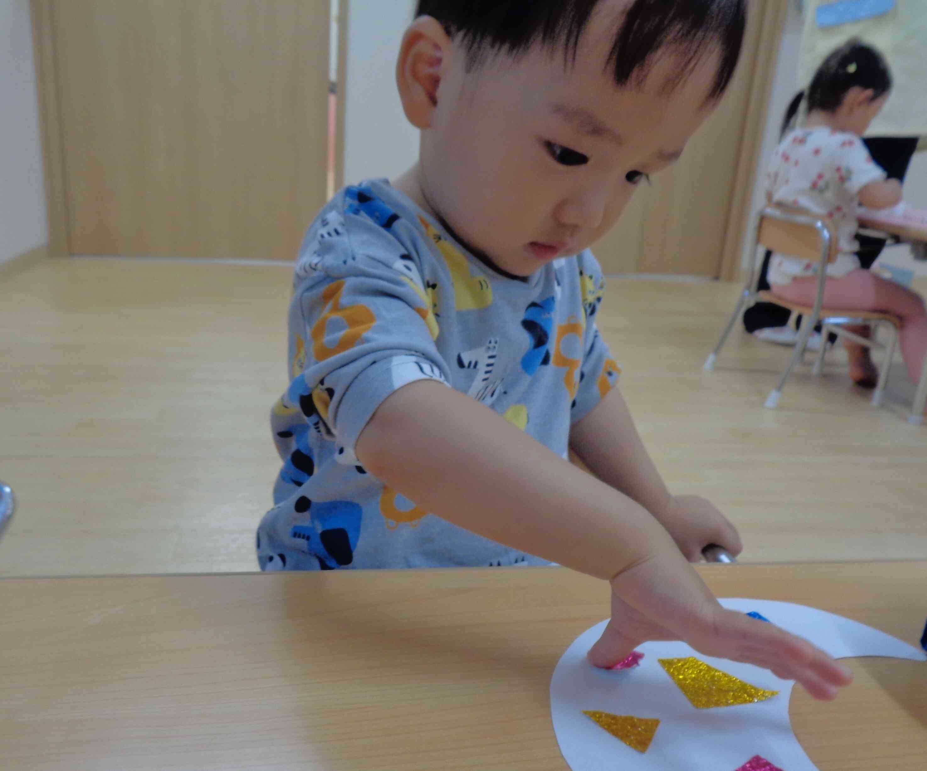 制作たのしいね♪(１歳児、あひる組)