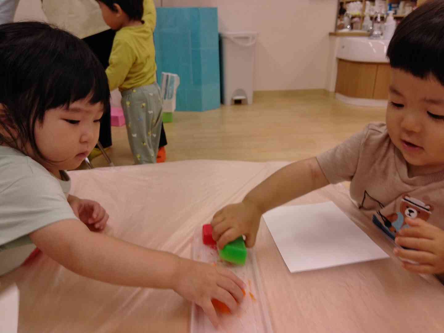 どの色の氷絵の具にしようかな?