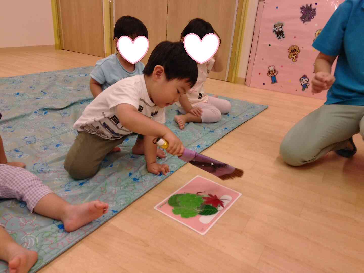 葉っぱの下に隠れた虫探しを楽しみました♩なにが出てくるかな?