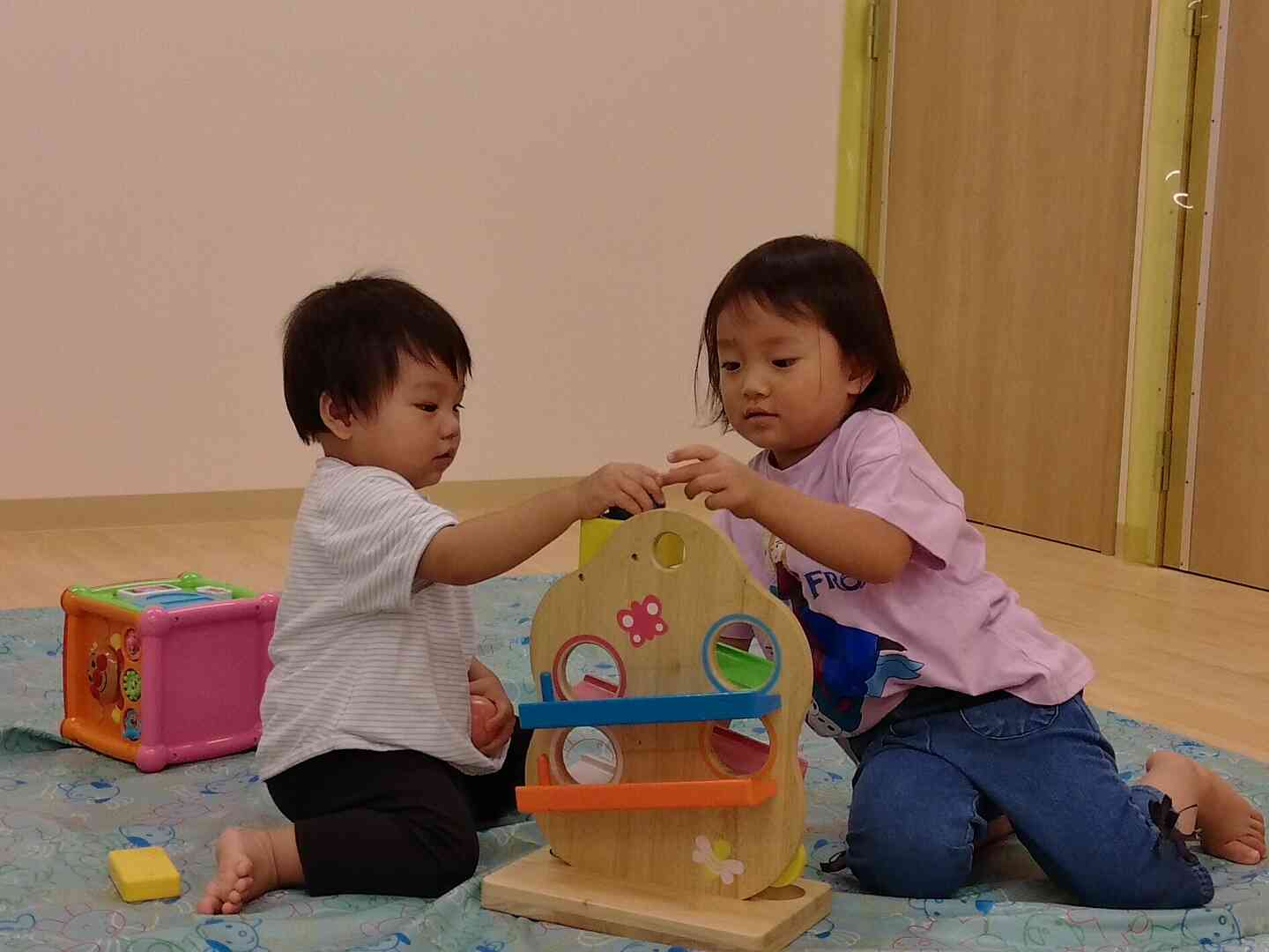 年齢の違うお友だちと一緒に、室内あそびを楽しんでいます☆