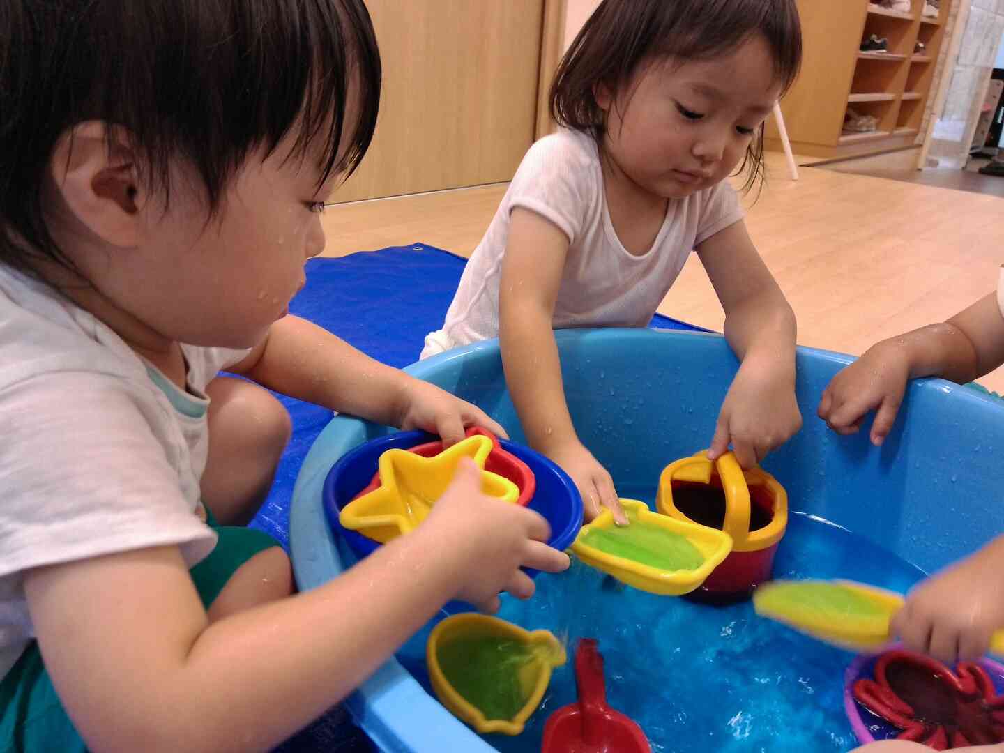 いろいろな色で水あそび♩