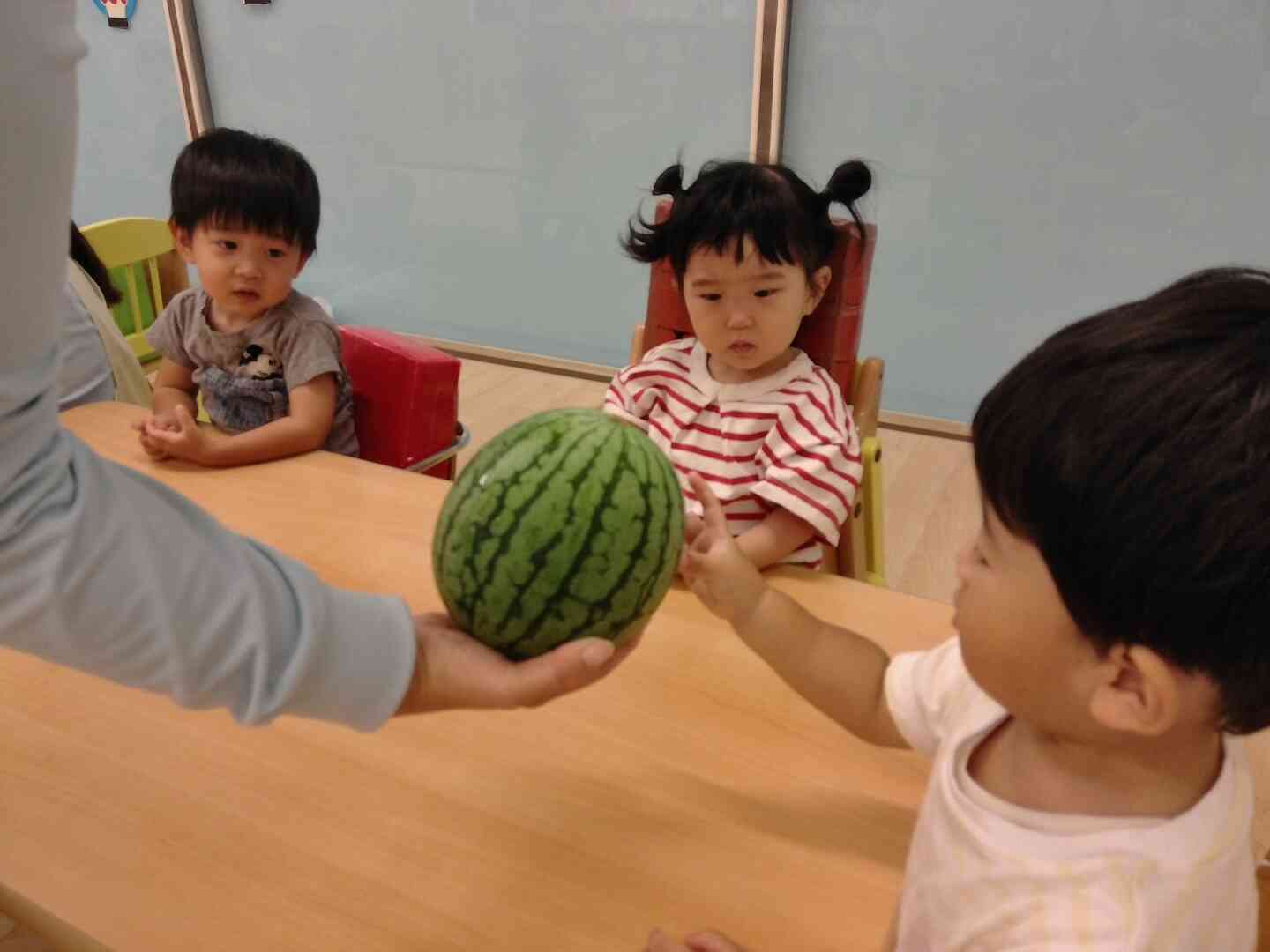 みんなで楽しくすいか割り！！（0・1・2歳児　全クラス）