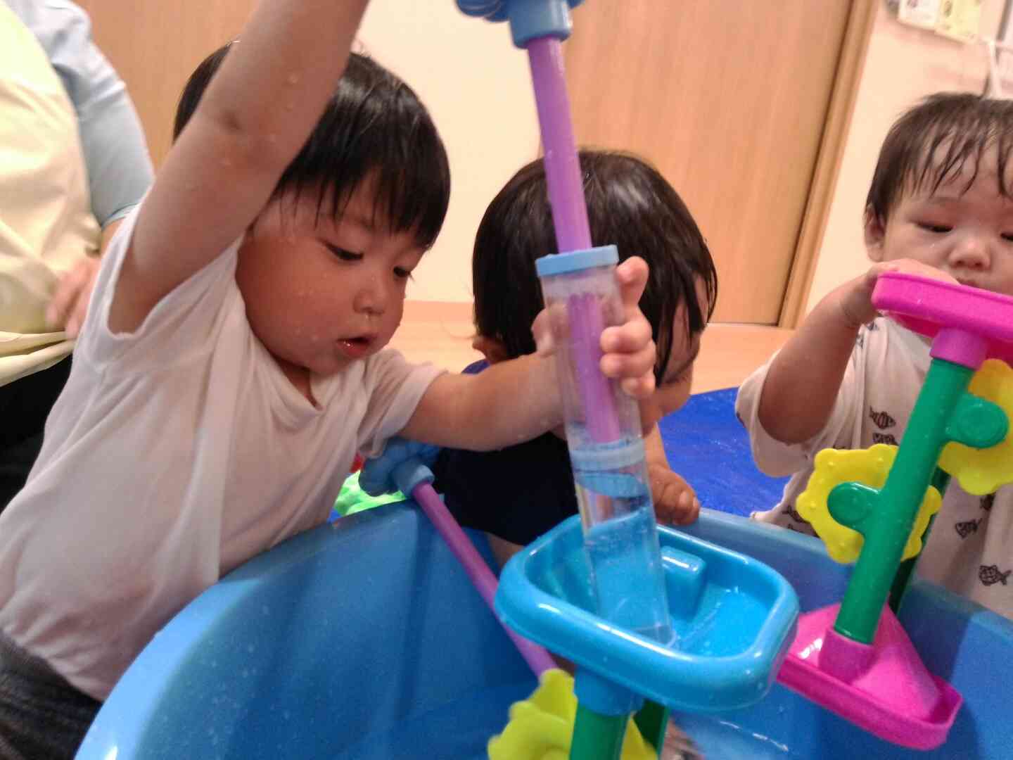 夏を満喫！笑顔いっぱいのあそび時間♩(０・１・２歳児、全クラス)