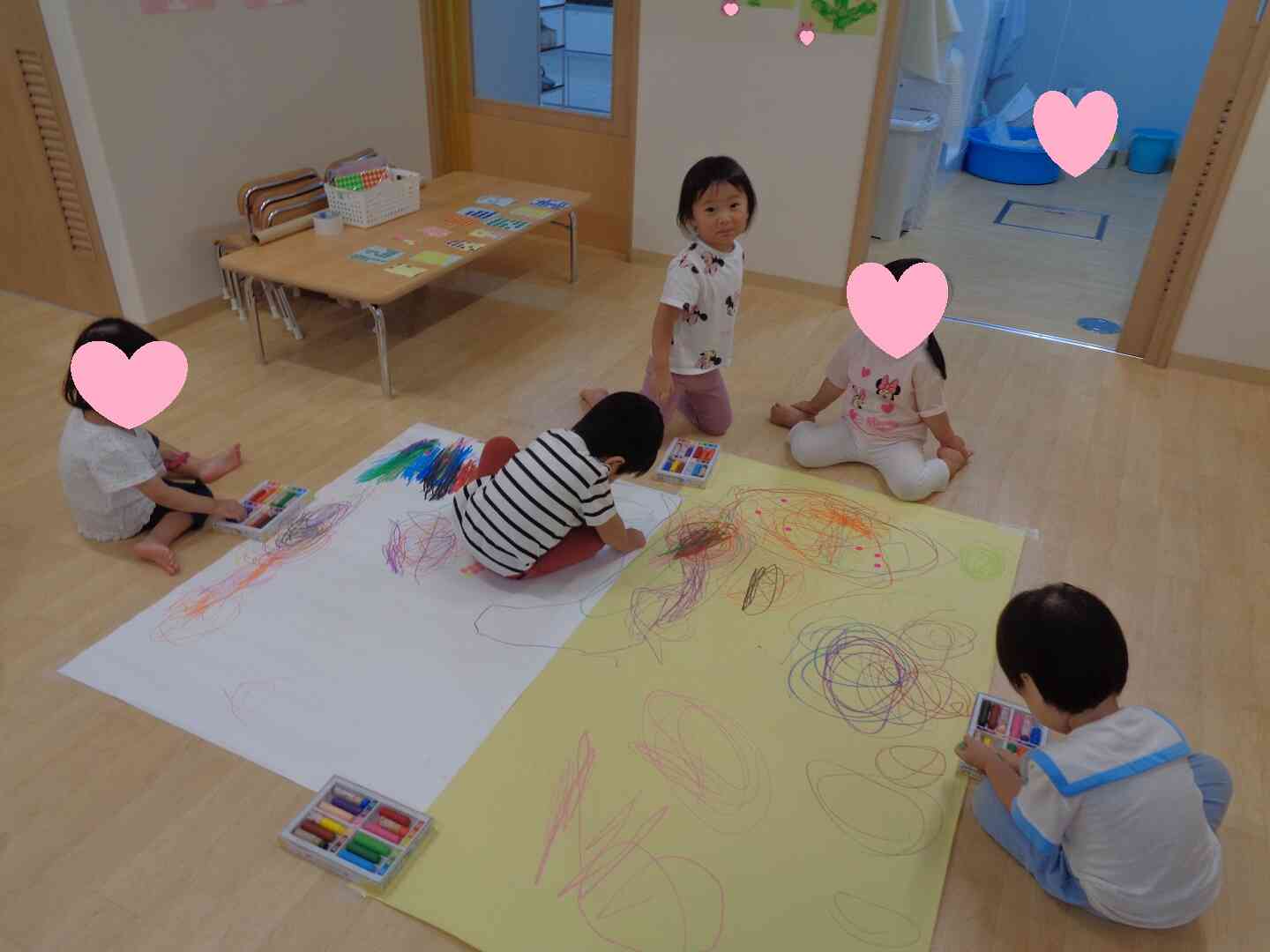 大きな紙にのびのびお絵かきをしました!思い思いに描いて、楽しみました♩