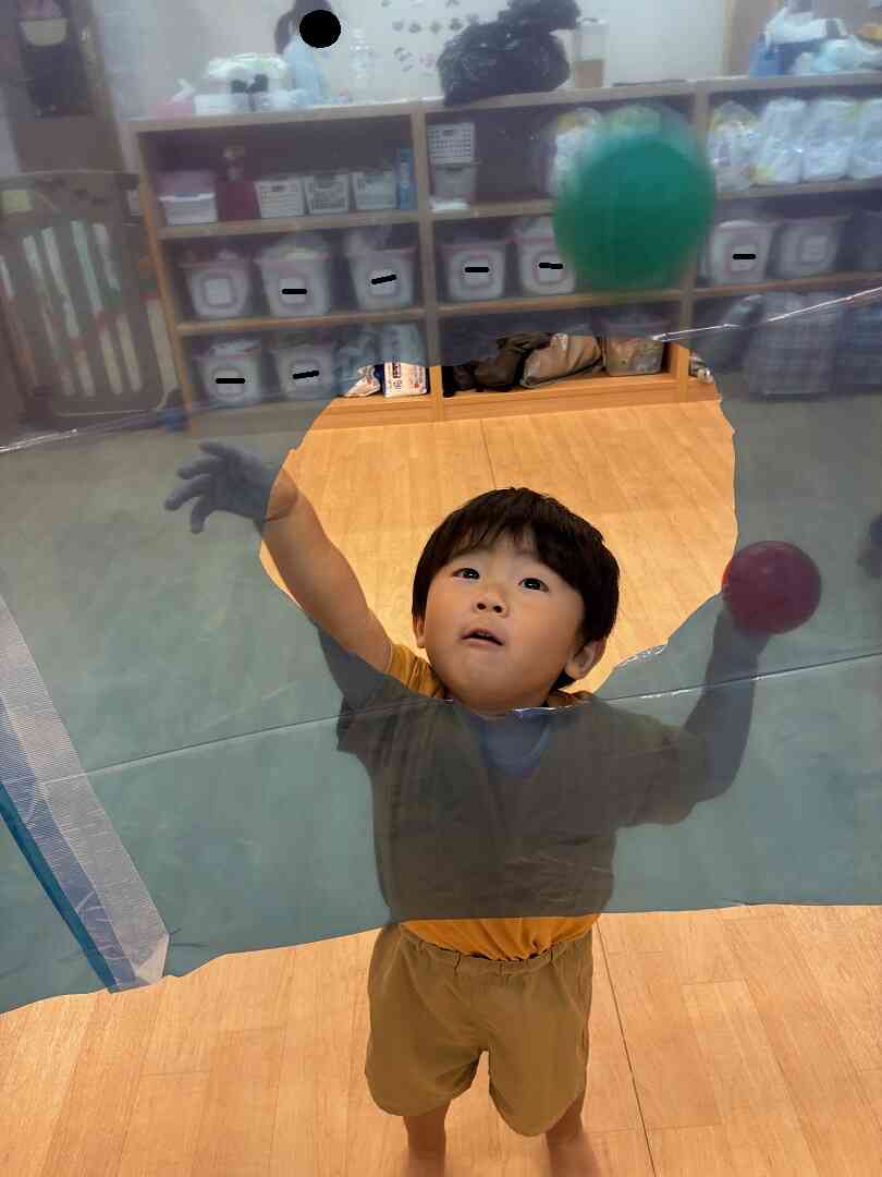 ねらって入るかな？ボール遊び♪(１、２歳児　あひる・うさぎ組)