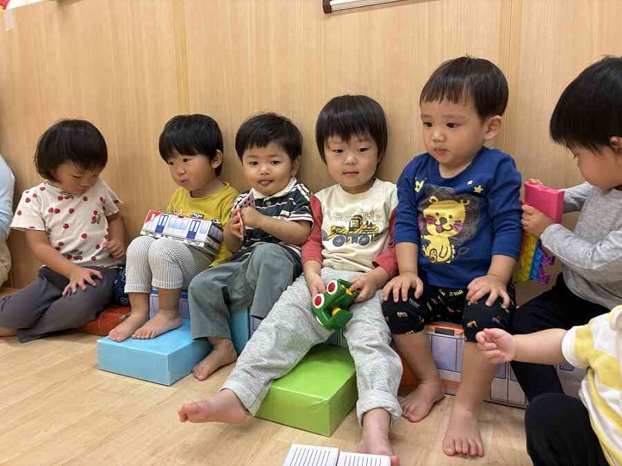 みんなで仲良く室内遊び☆(0・1・2歳児、全クラス)