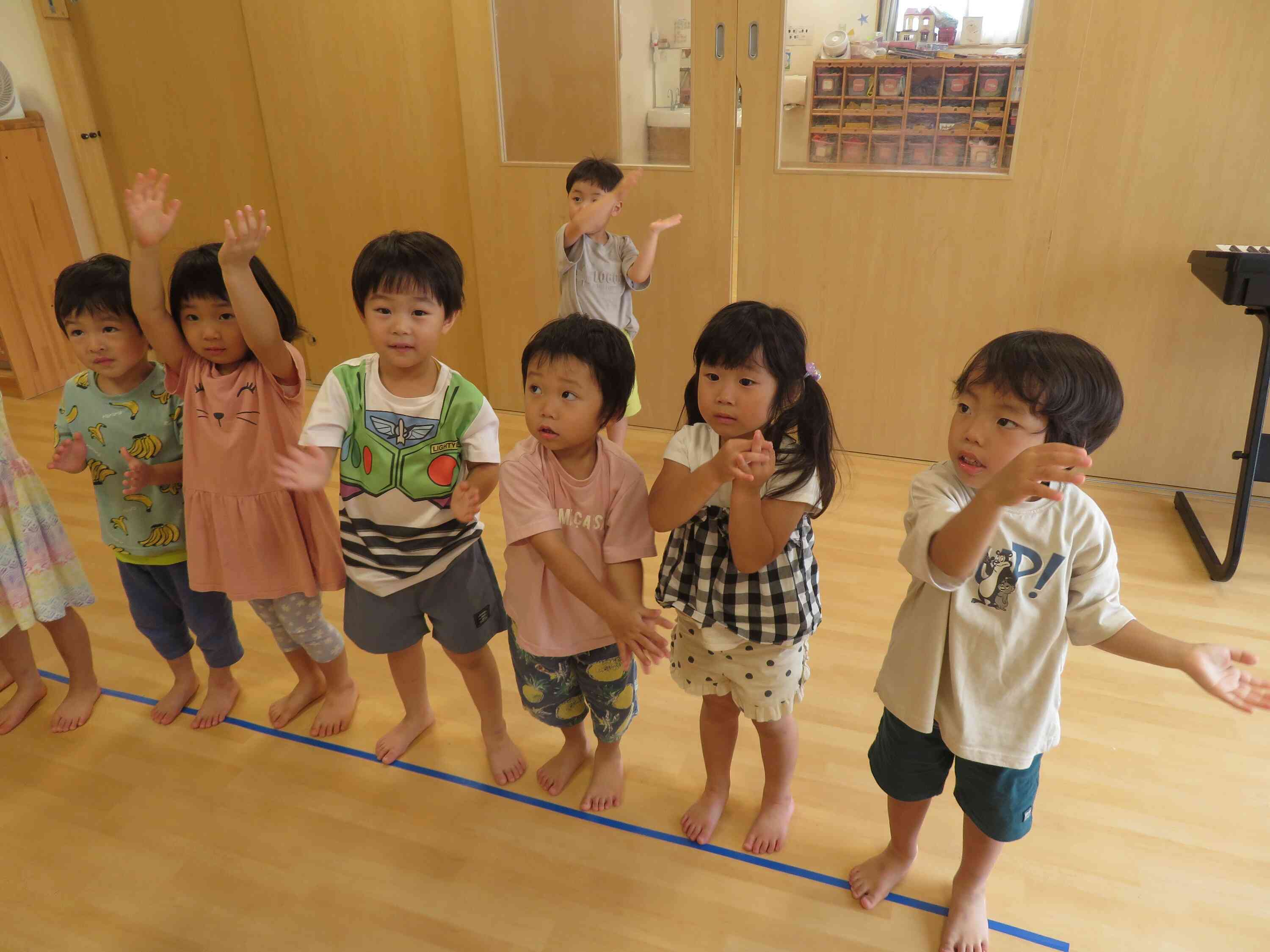 英語の音楽に合わせてダンス♪