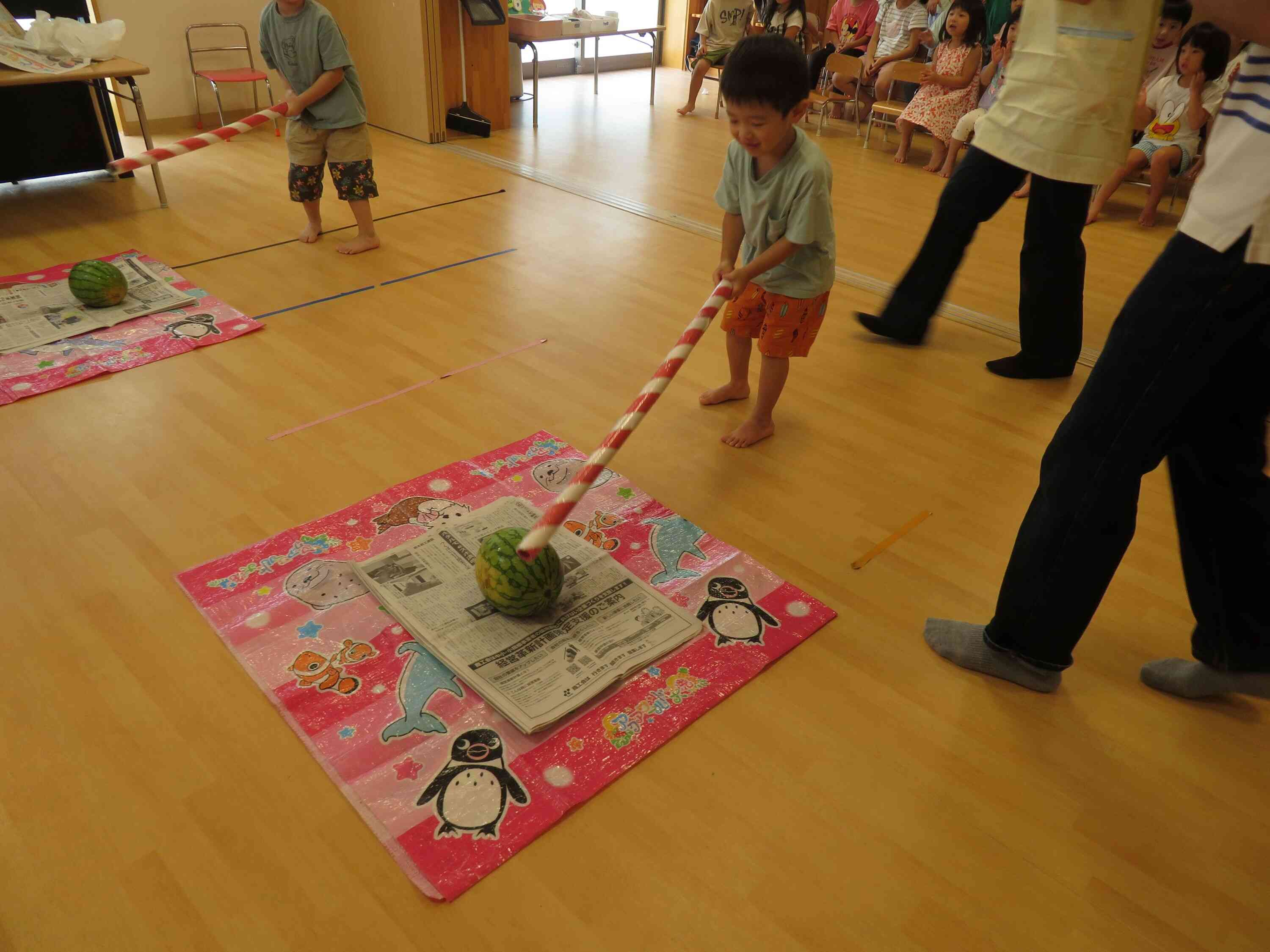 スイカ割りを楽しみました！きりん組ぱんだ組りす組（5歳児4歳児3歳児）