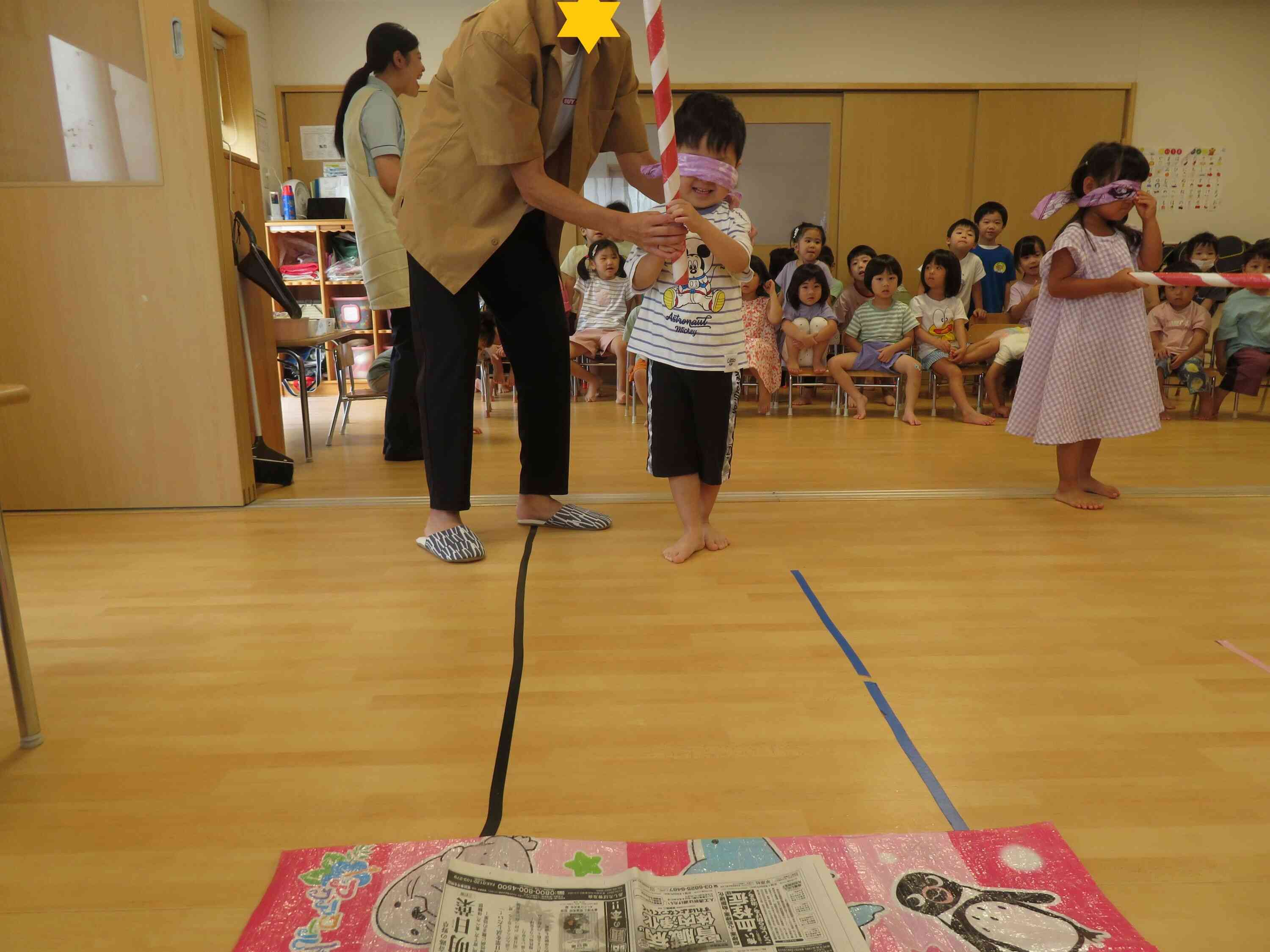 大きいお兄さんお姉さんは目隠しをして挑戦したよ♪