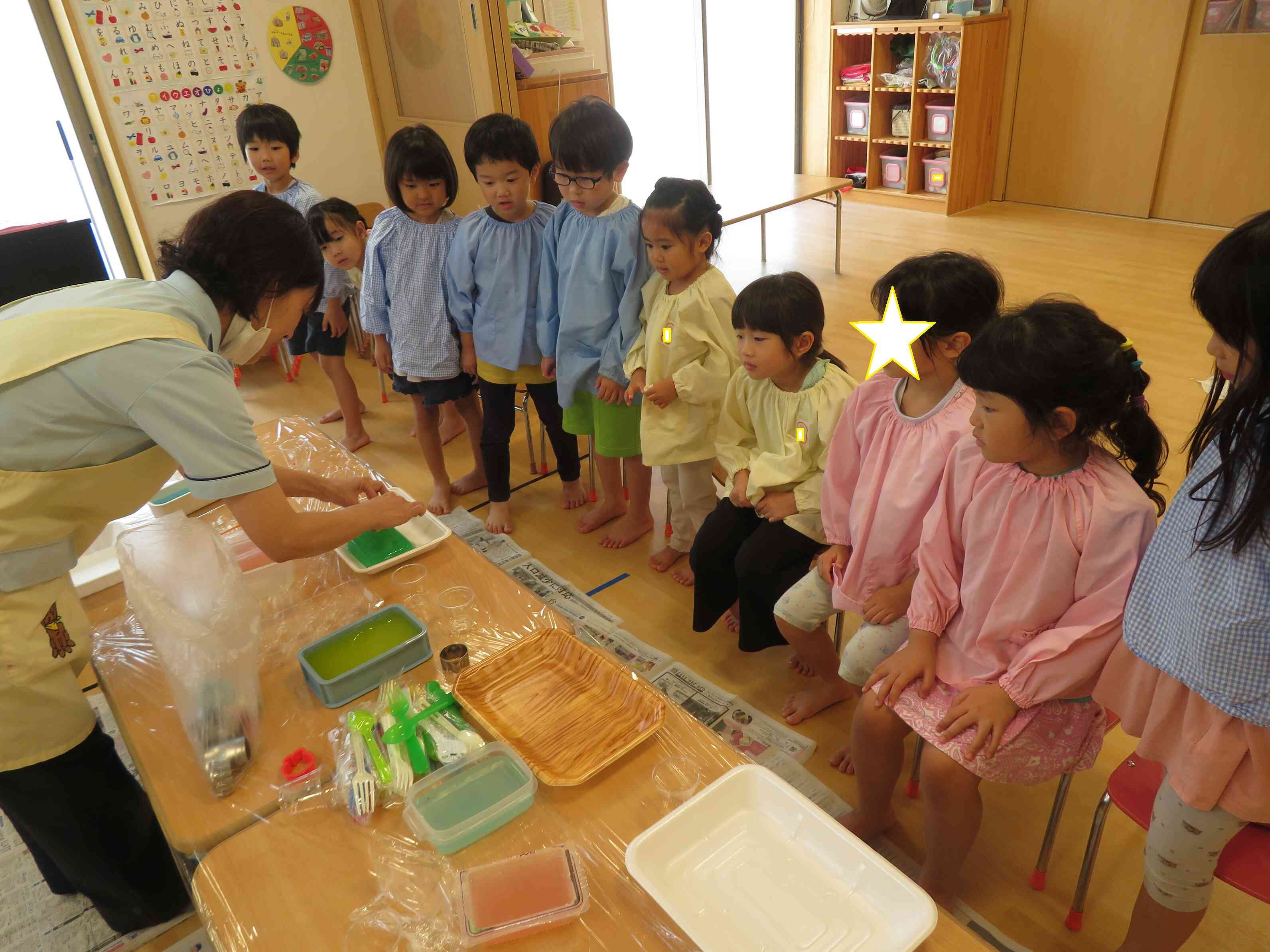 きりん組（5歳児）ぱんだ組（4歳児）寒天遊びをしました｜ニチイキッズ