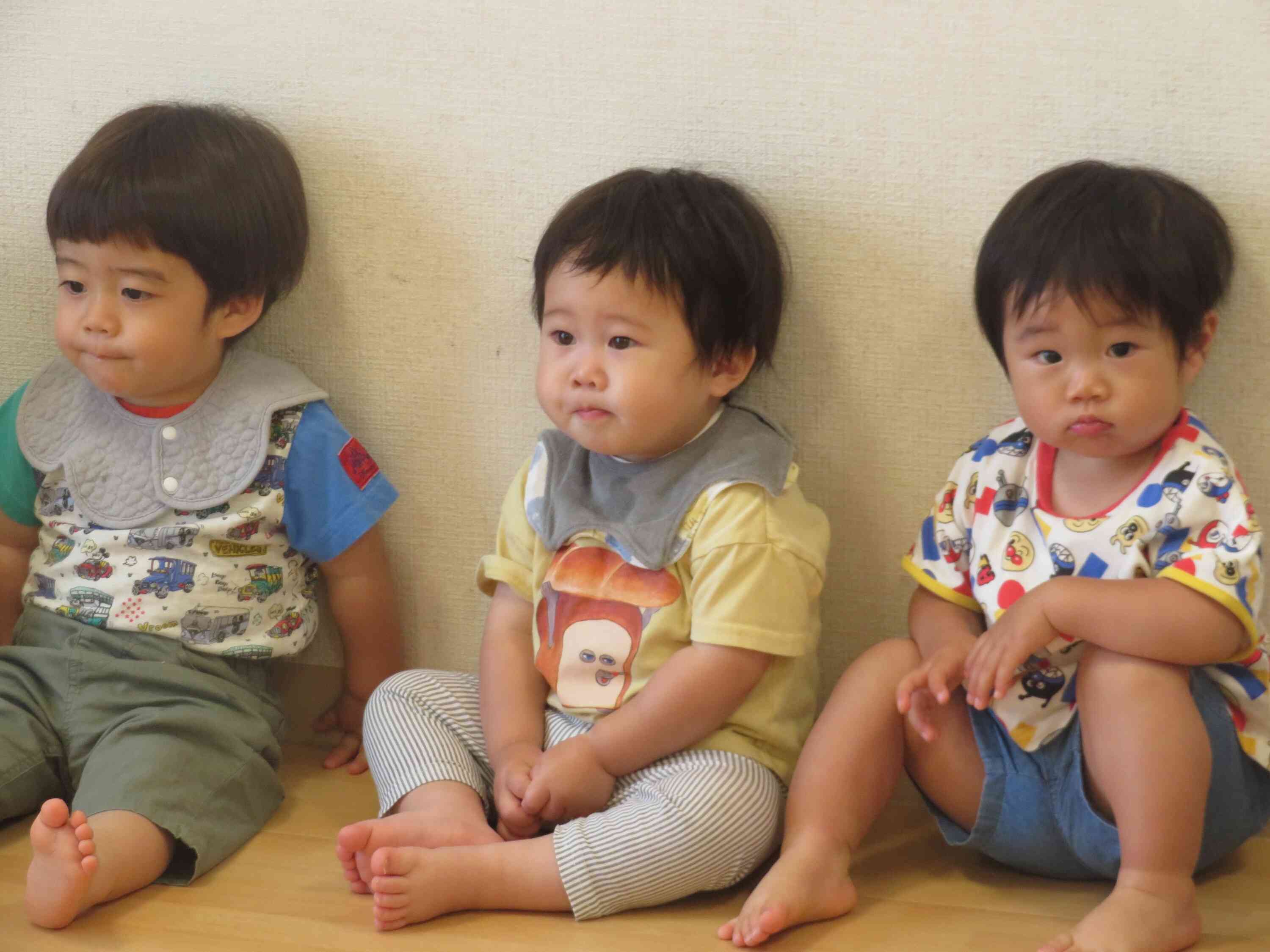 お歌が終わって、お話が始まると、どんなお話かなぁと真剣なお顔で聞いています。