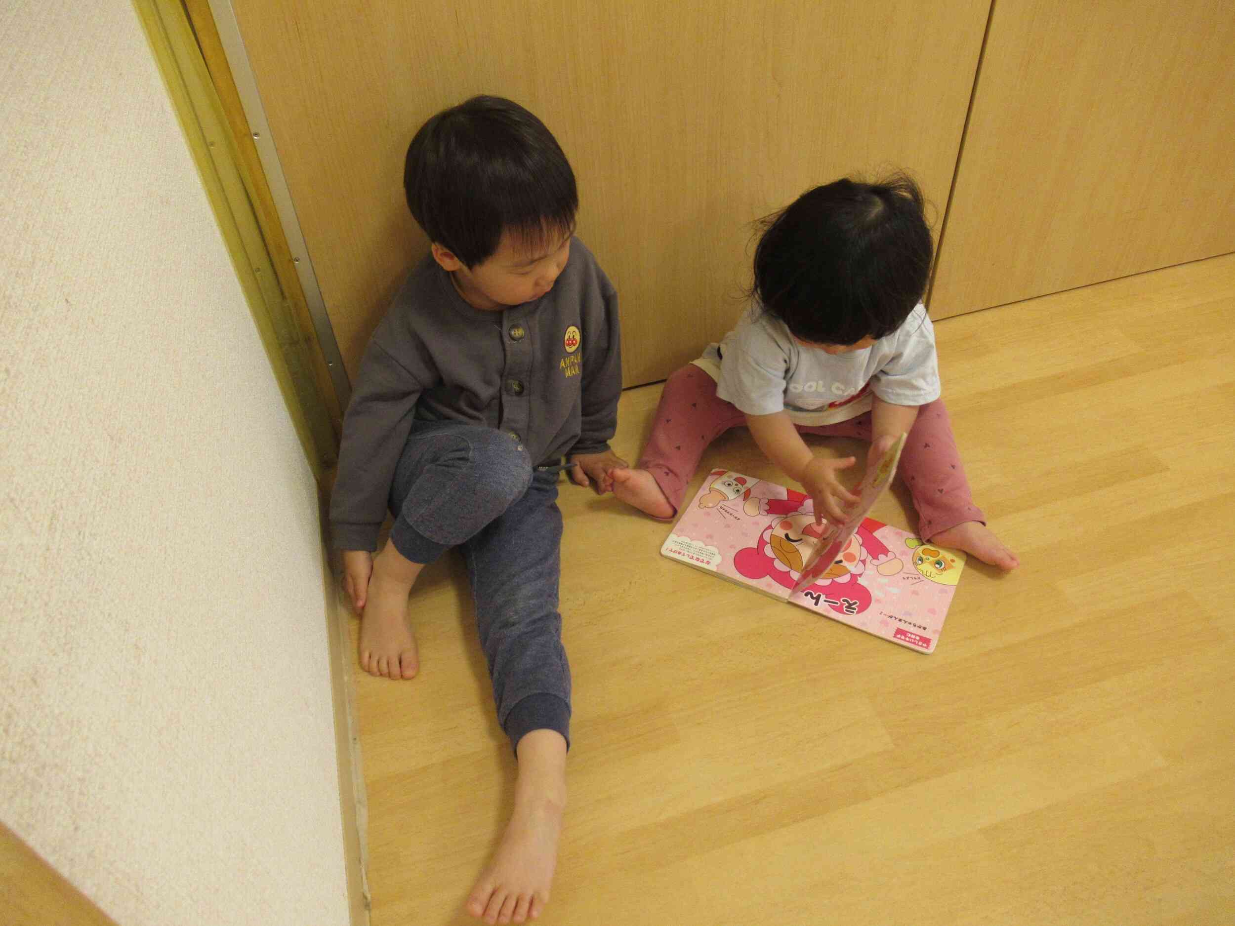 お兄さん、絵本よんで～！