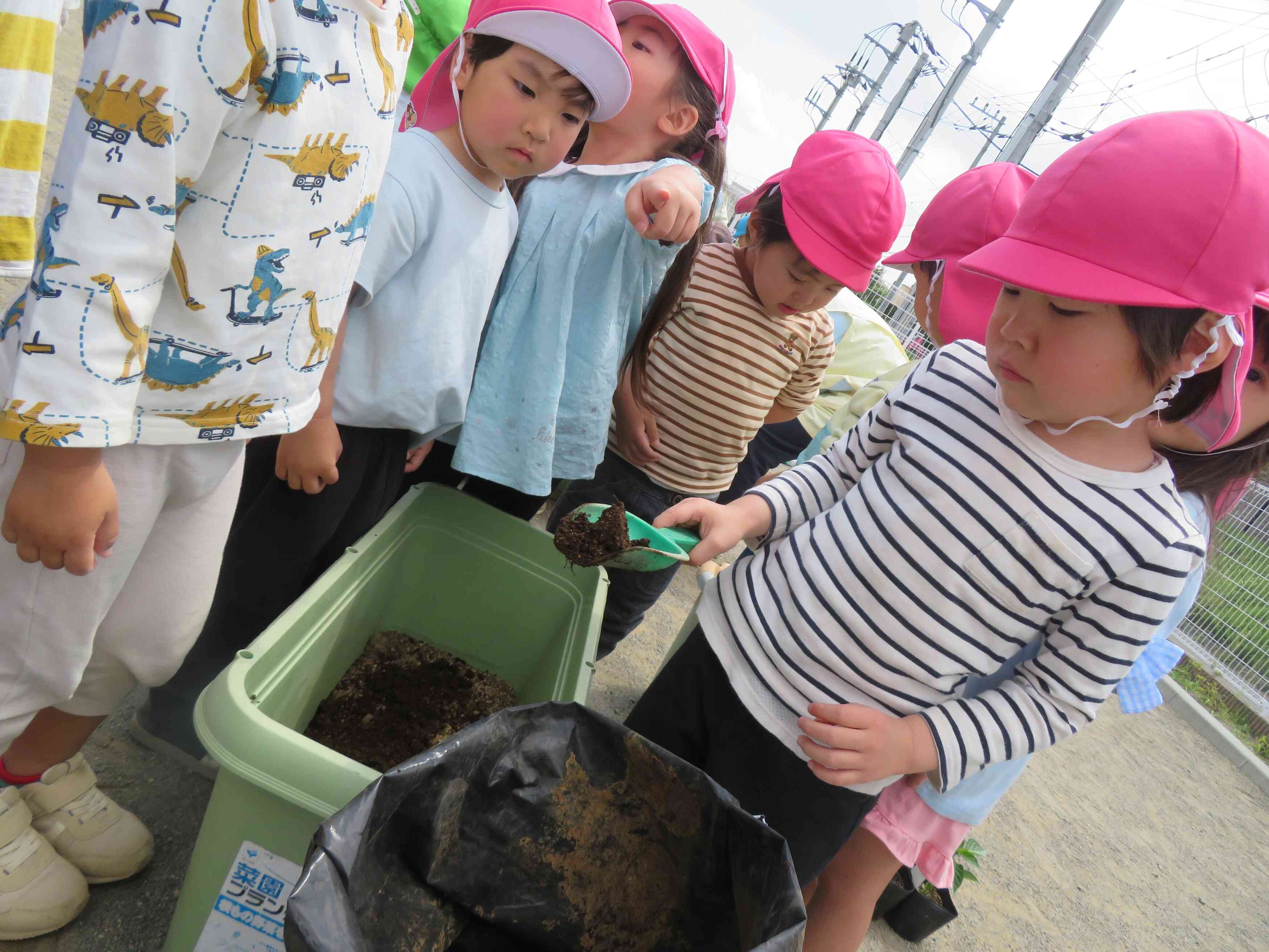 土の感触、気持ちいいね!