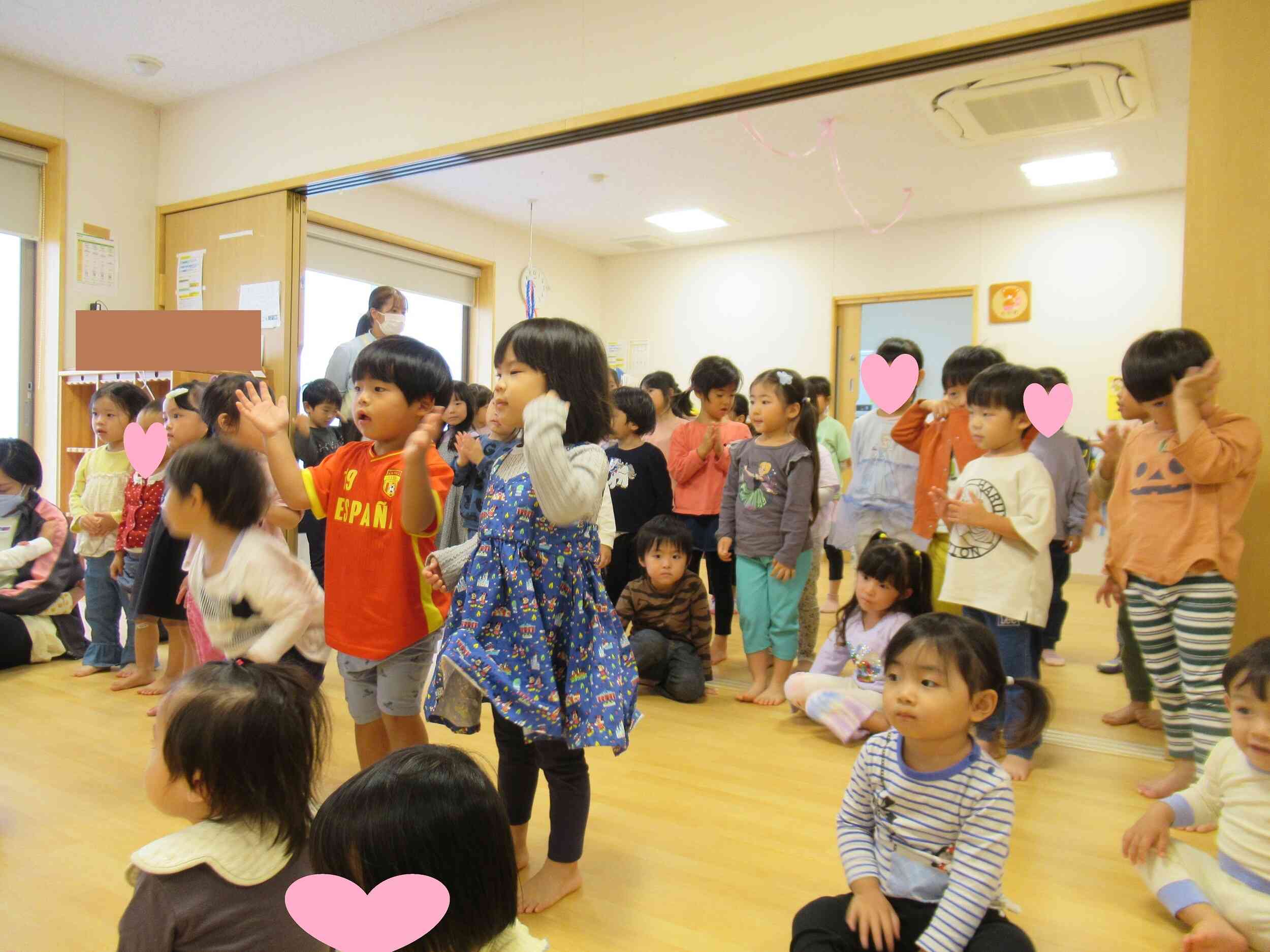 季節の歌とハッピーバースデーの歌を元気に歌いました!