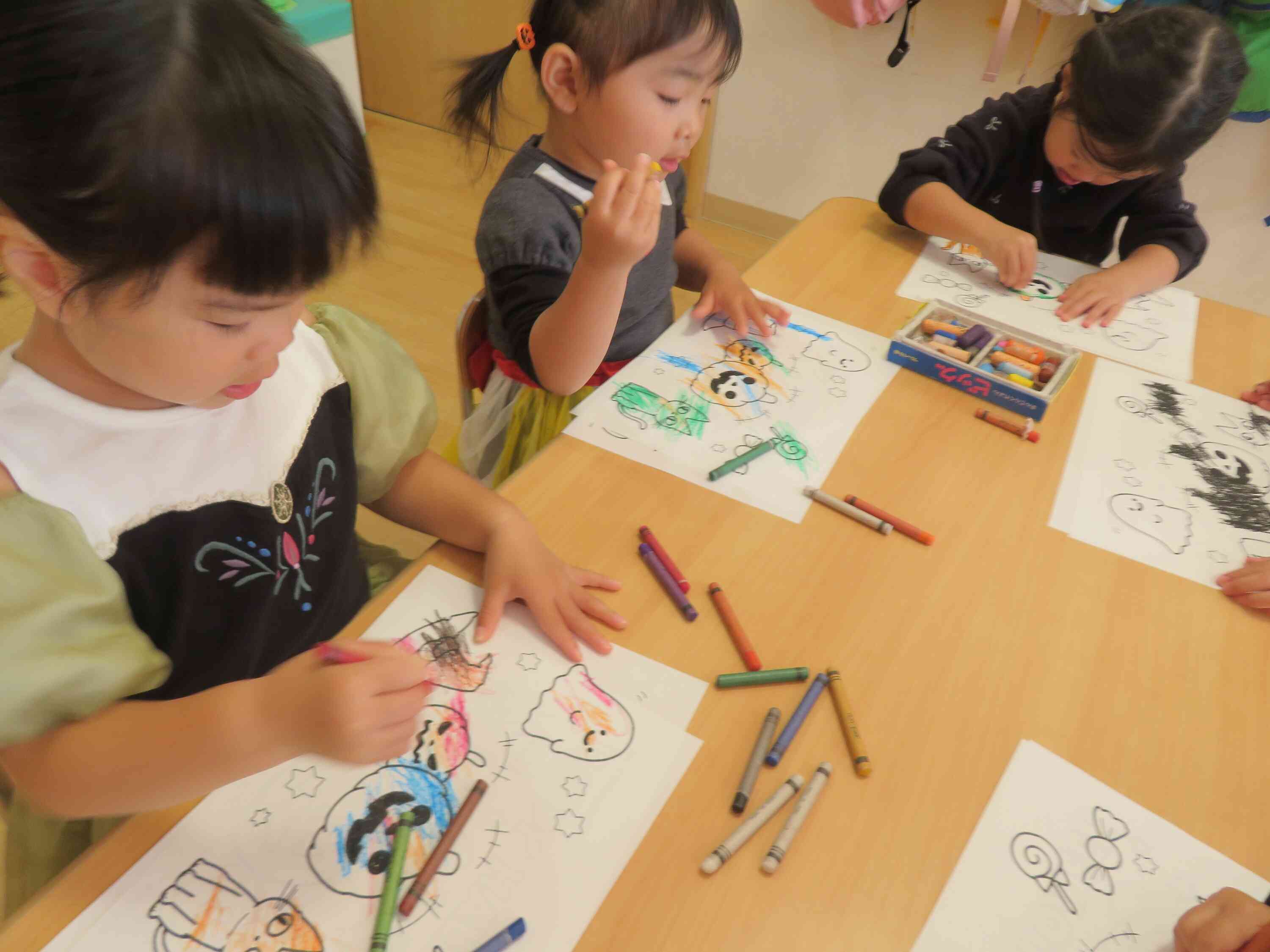 真剣に塗っていますね!