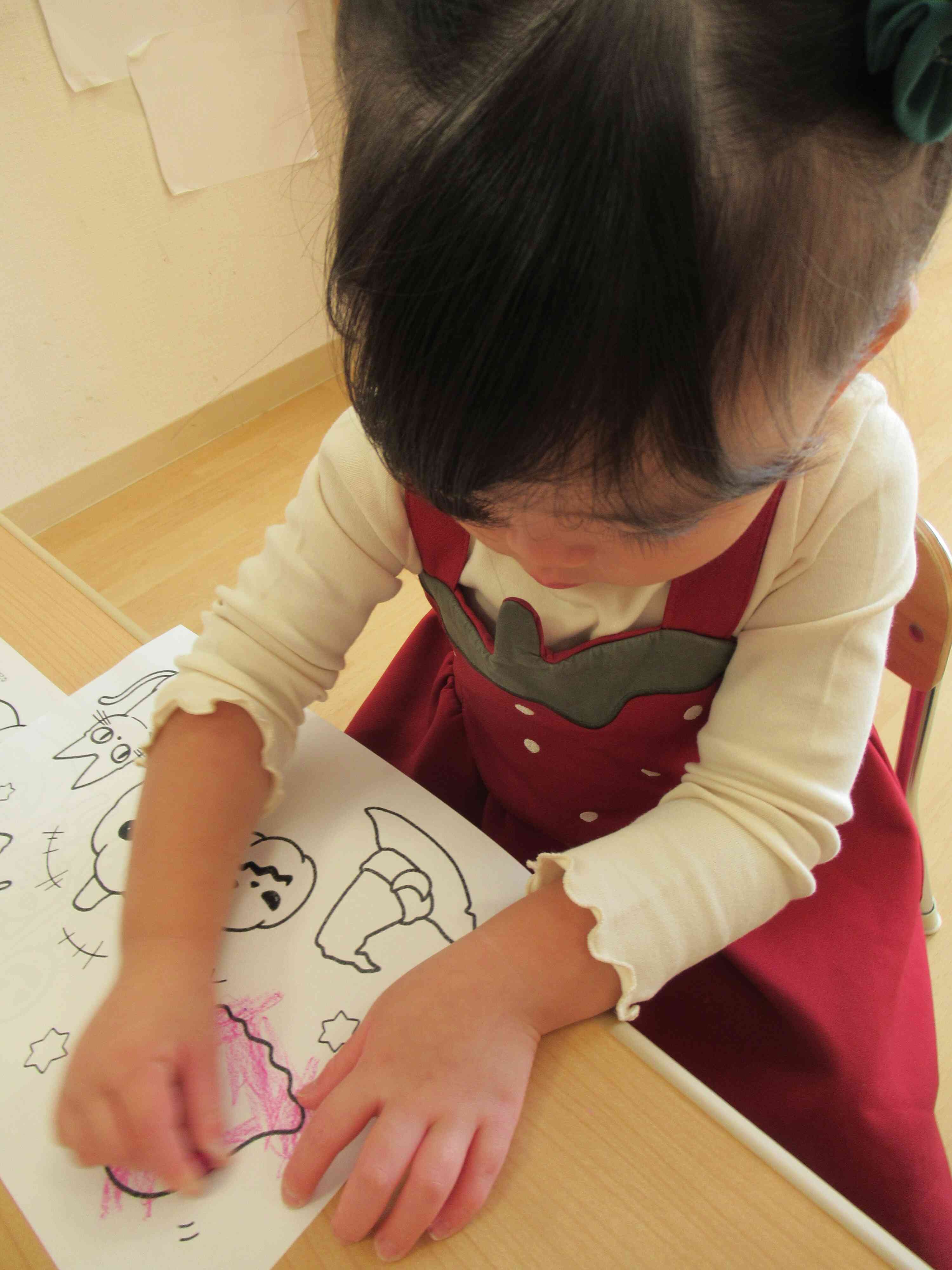 ハロウィンの塗り絵をしたよ(2歳児)
