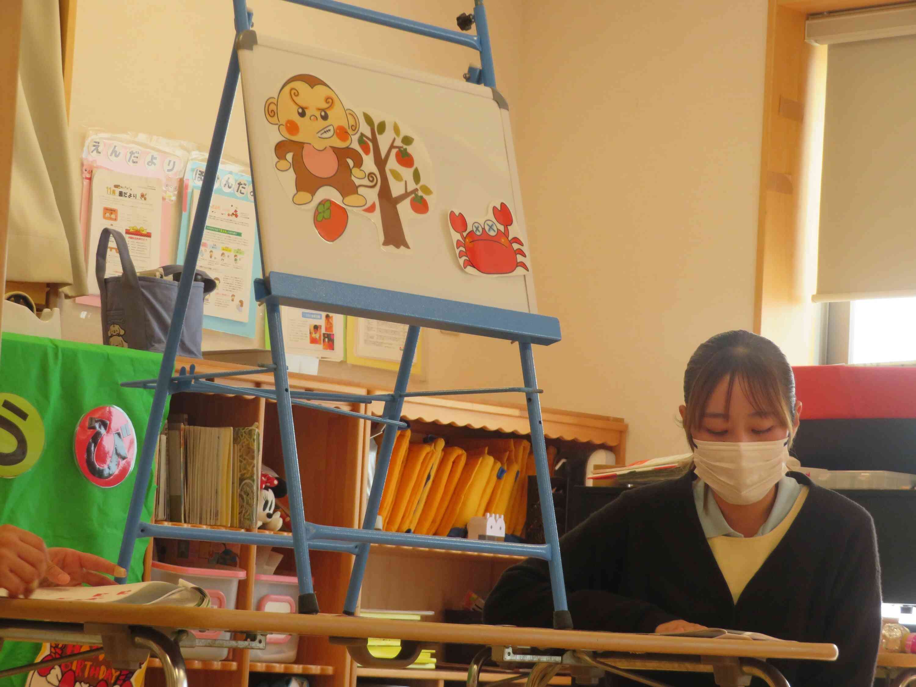 先生からの出し物はさるかにがっせん！皆よく見ています!!