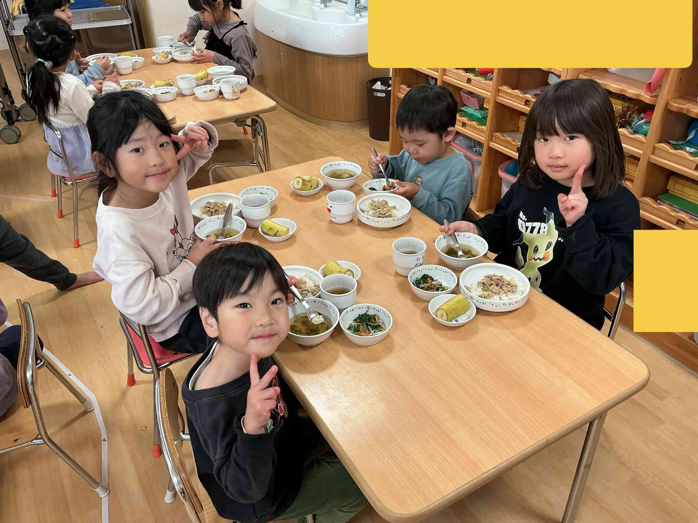 みんなで給食 楽しいね！