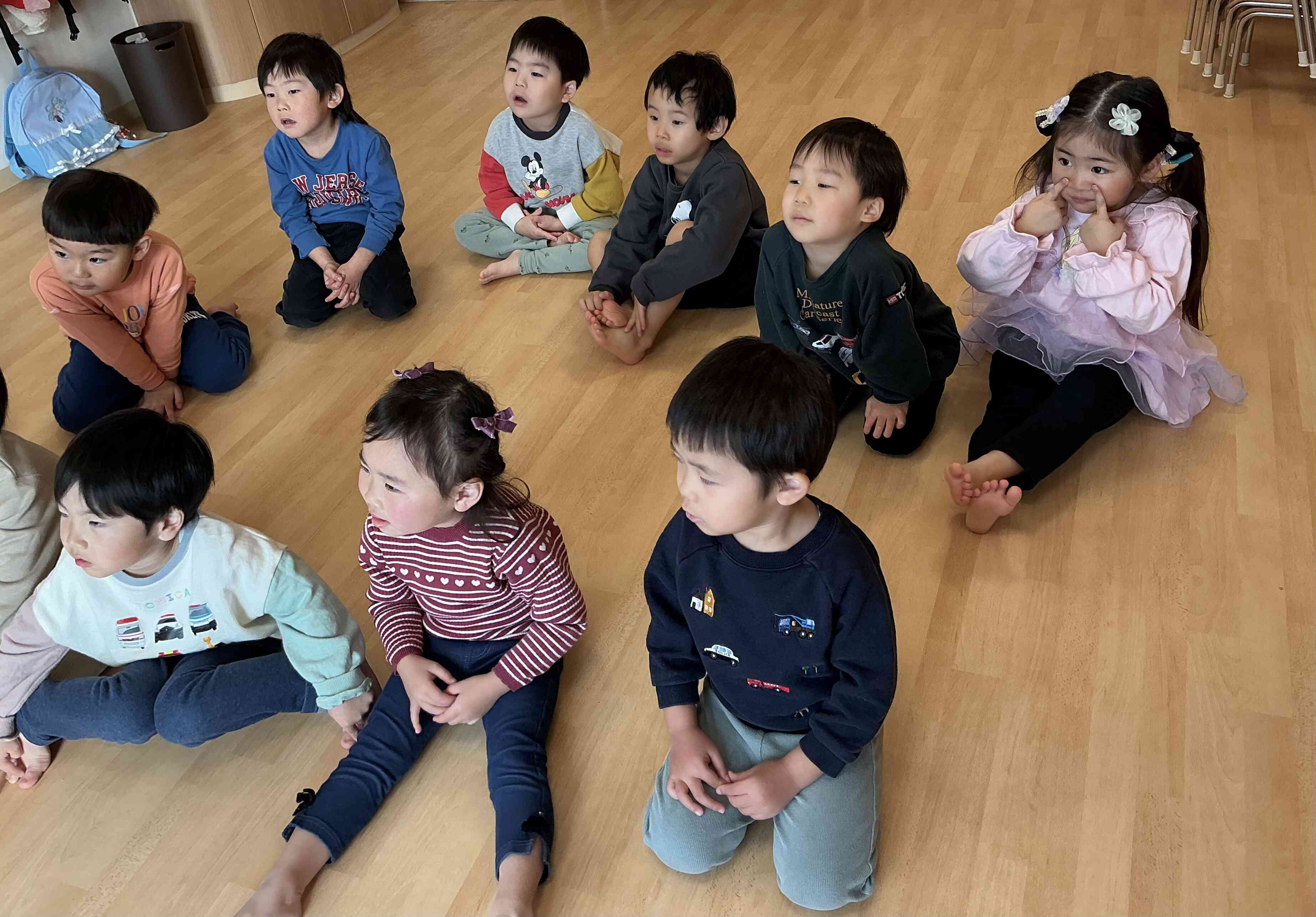 英語の絵本の読み聞かせを真剣に聞いています。