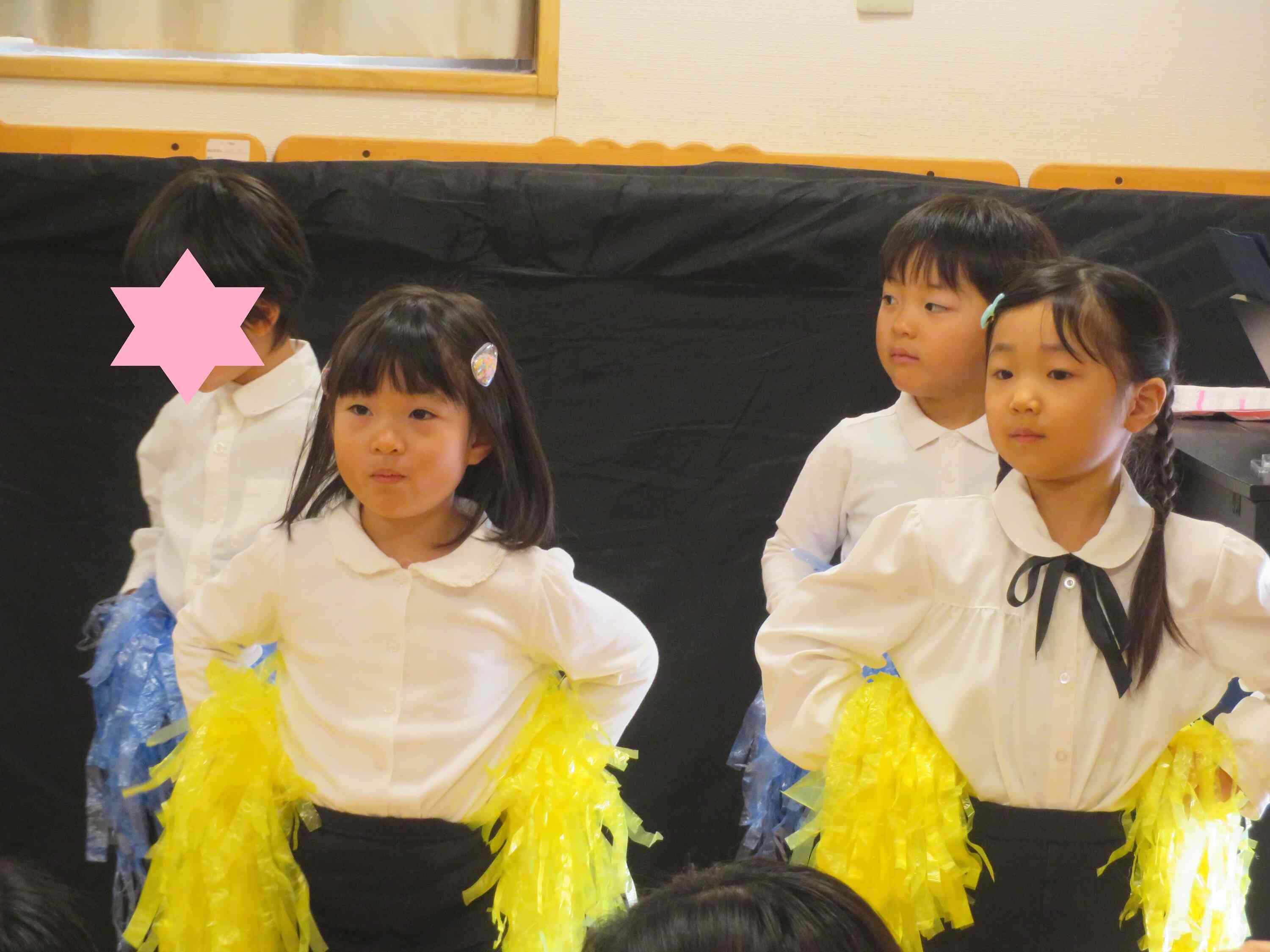 ポンポンを持って踊りました♪