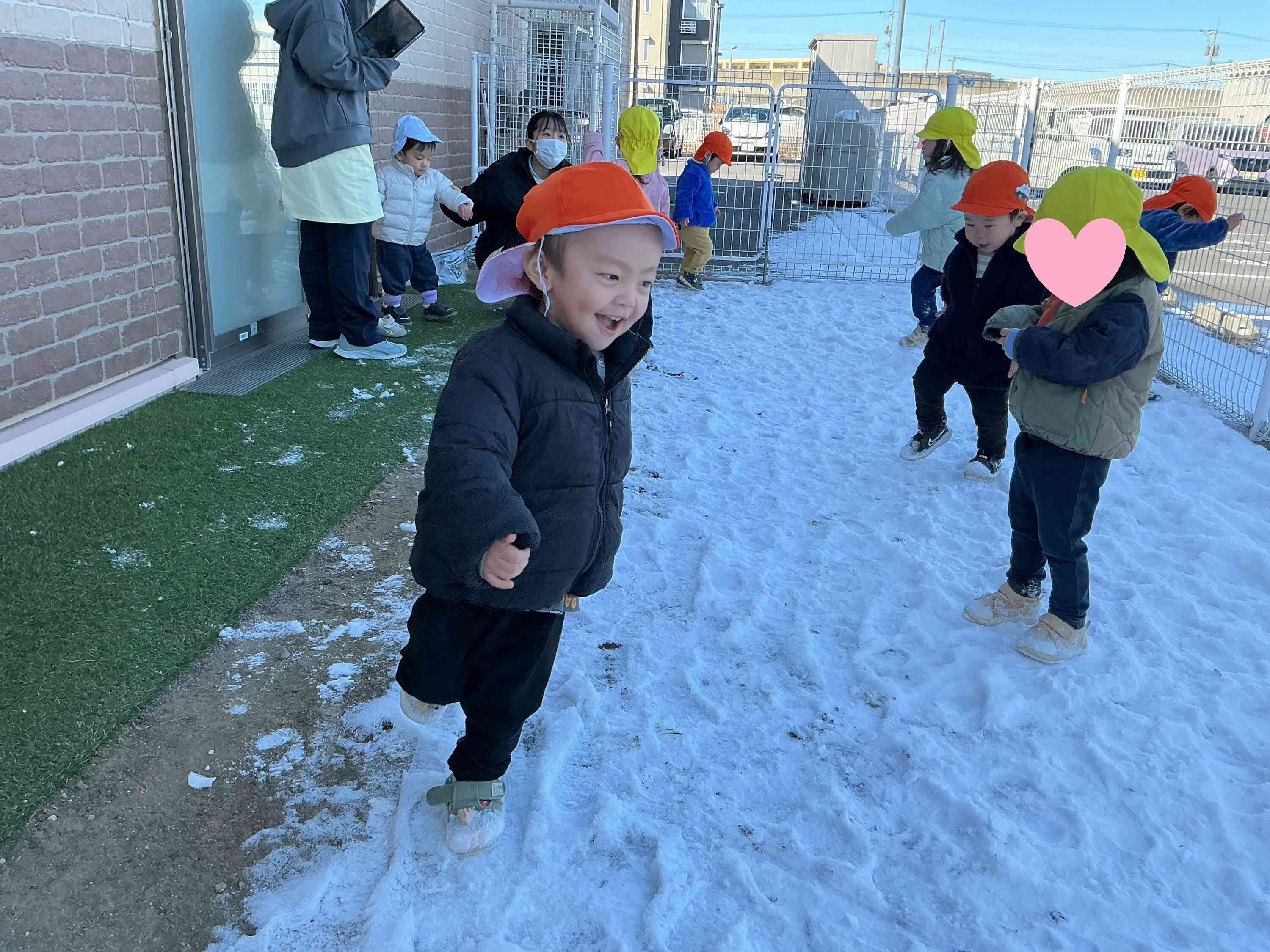雪遊びをしたよ☆(あひる組 1歳児クラス)
