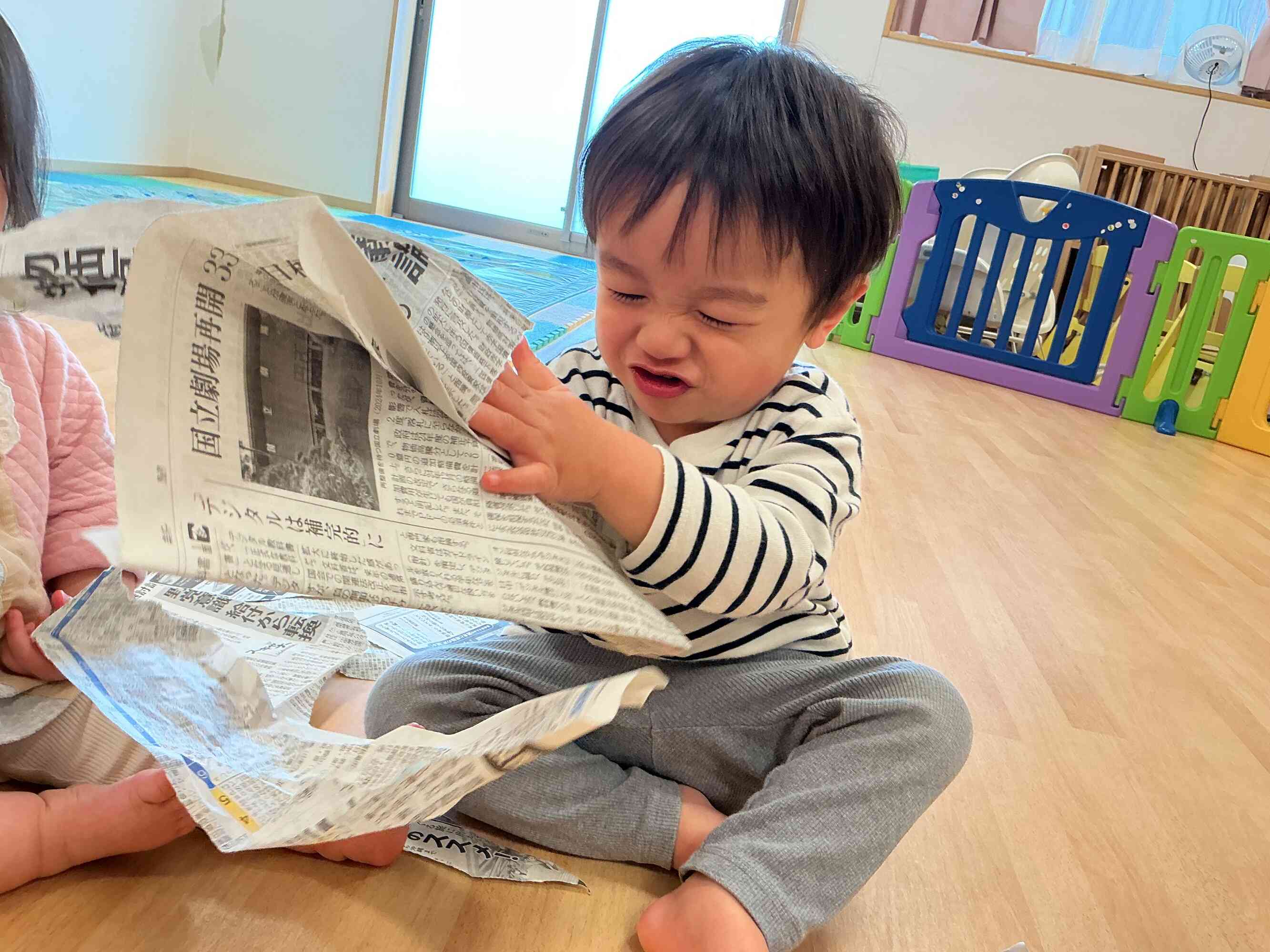 新聞紙遊びをしました【0歳児 ひよこ組】
